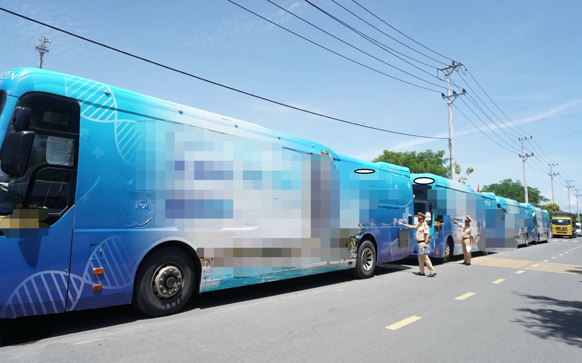 Dán decal quảng cáo kín xe, coi chừng bị "tuýt còi"!