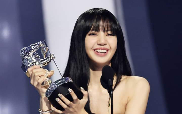 Lisa Blackpink trở thành nghệ sĩ solo K-pop đầu tiên thắng giải VMAs