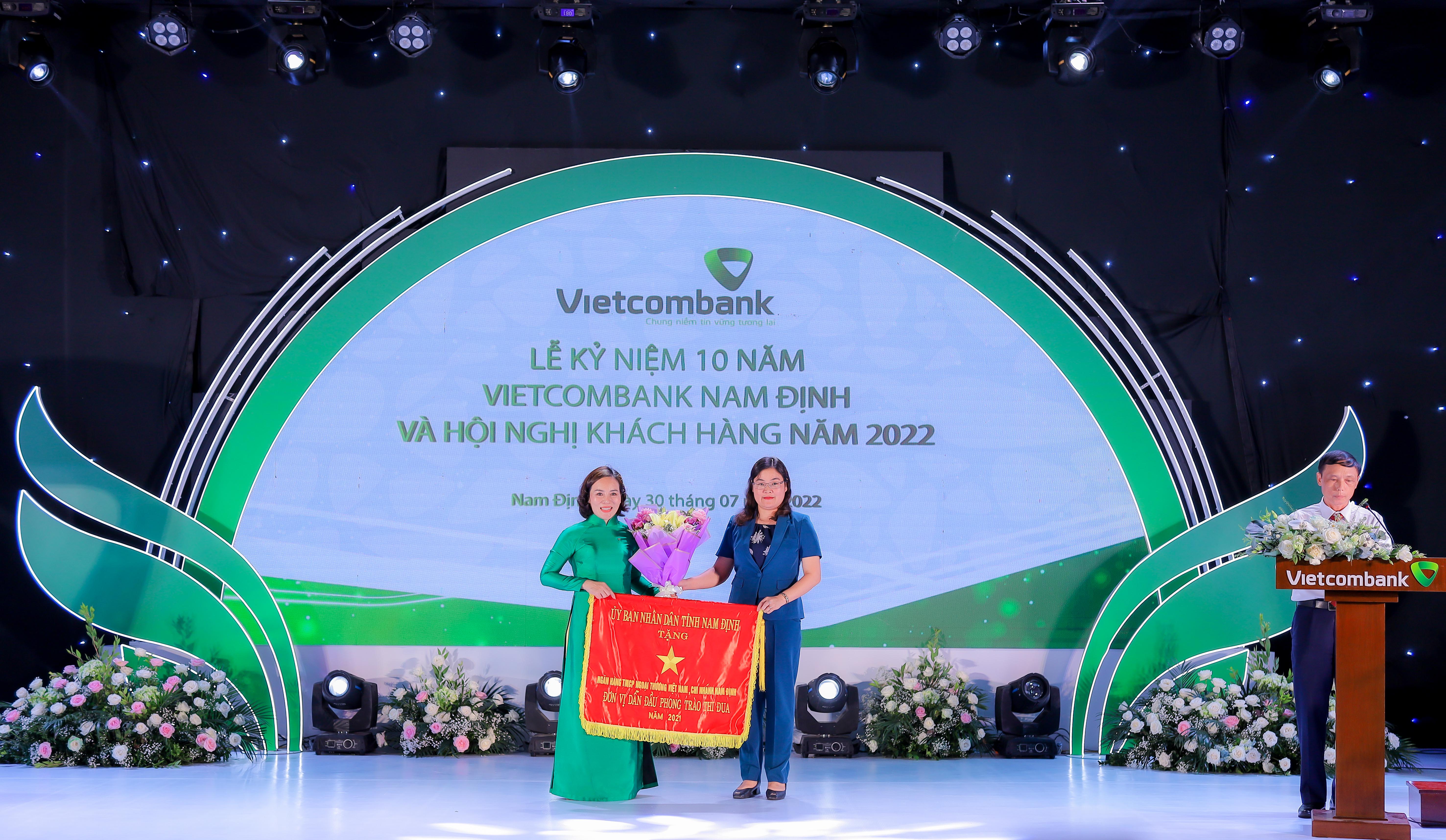 Vietcombank trao 5 tỉ đồng hỗ trợ xây dựng trường học ở tỉnh Nam Định - Ảnh 2.