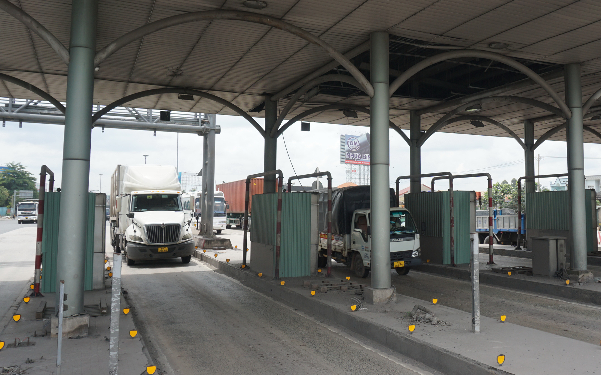 Trạm thu phí xa lộ Hà Nội: Barie không mở, nhân viên kiểm tra thì bị container cán chết- Ảnh 3. Trạm thu phí bỏ hoang gây tai nạn
