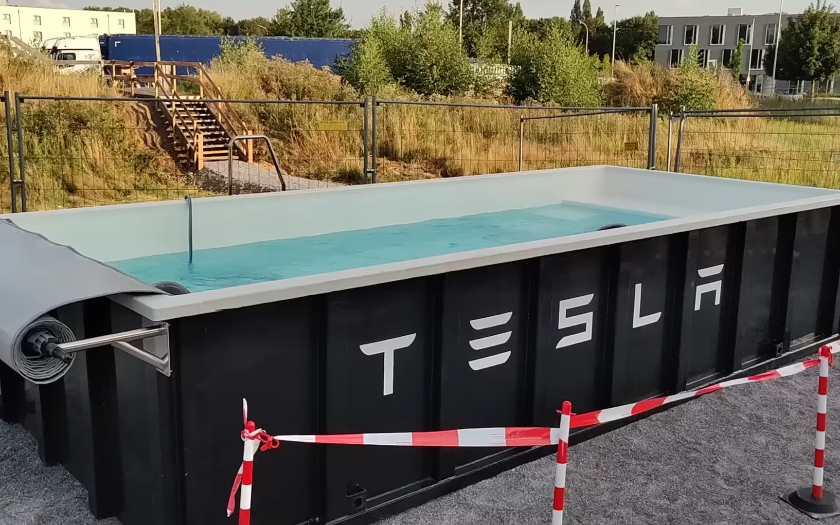 Tesla làm bể bơi từ thùng rác cho người chờ sạc có thể tắm miễn phí