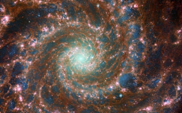 Kính thiên văn James Webb tiết lộ vẻ đẹp rực rỡ của Thiên hà Bóng ma - Ảnh 1.