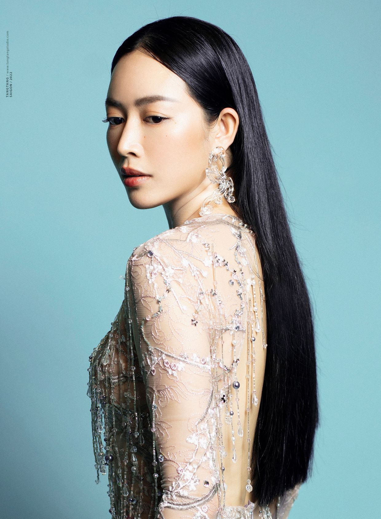 Mai Thanh Hà khoe mái tóc đen dài bồng bềnh tự nhiên, hơn 20 năm không uốn nhuộm - Ảnh 2. Mai Thanh Hà khoe mái tóc đen dài bồng bềnh tự nhiên, hơn 20 năm không uốn nhuộm - Ảnh 2.