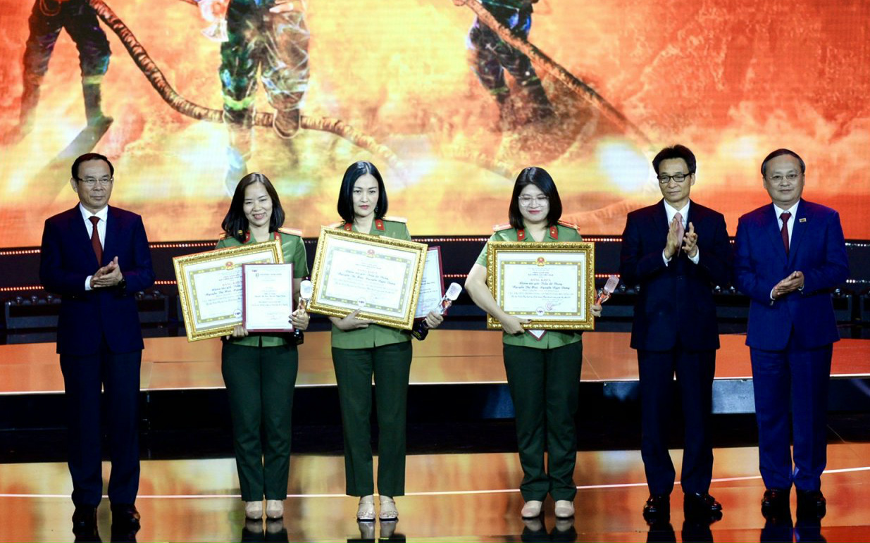 Khai mạc Liên hoan phát thanh toàn quốc lần thứ 16- Ảnh 3. Liên hoan phát thanh toàn quốc: ‘Giữa lằn ranh sinh tử’ đoạt giải đặc biệt