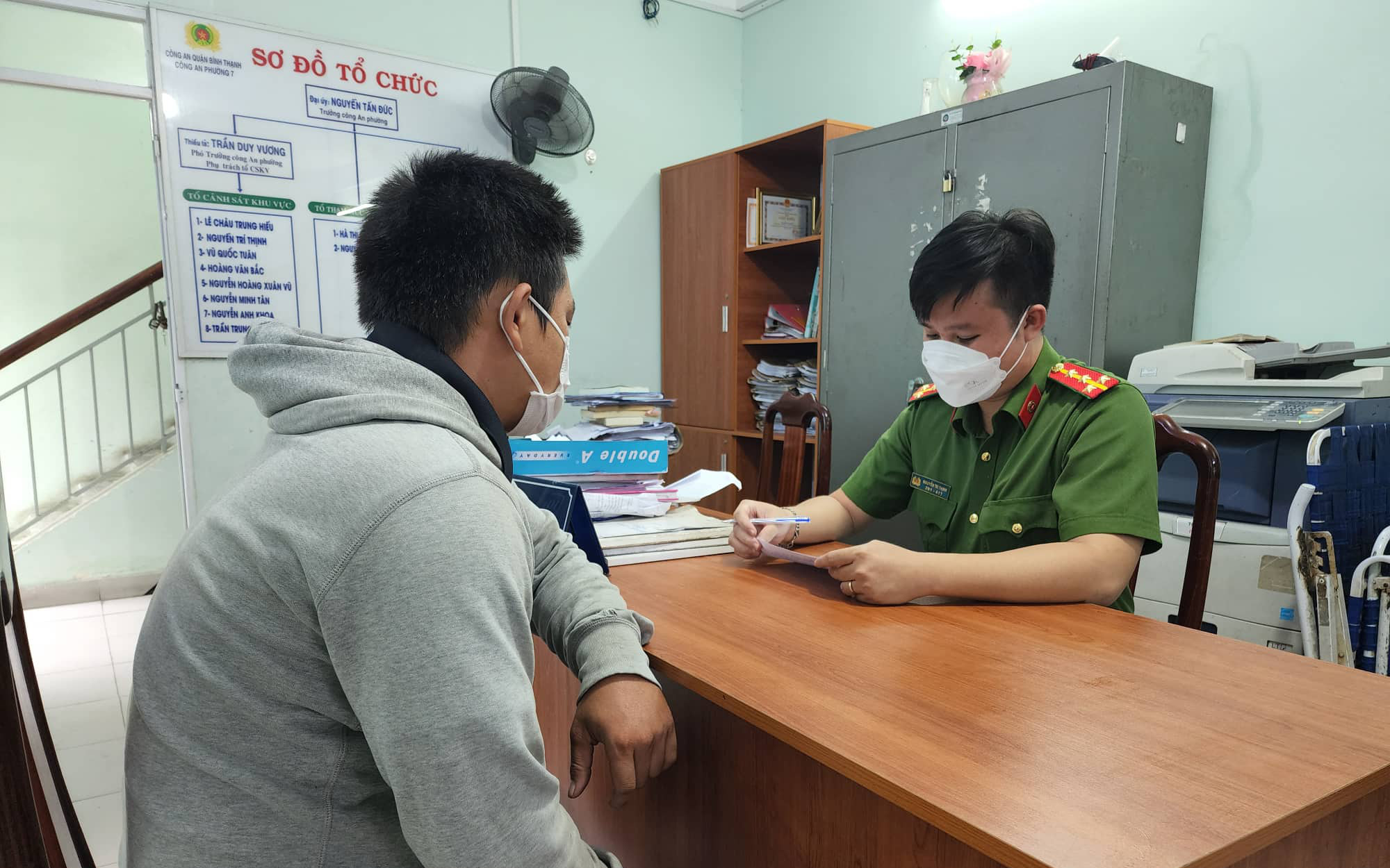 Vụ trẻ tím tái, xin chuyển viện không cho: Mong chỉ là trường hợp hy hữu- Ảnh 2. Thêm 1 bác sĩ của Bệnh viện Nhân dân Gia Định bị người nhà bệnh nhân tấn công