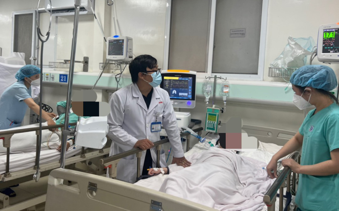 4 học sinh nhập viện sau khi uống nước ngọt không rõ nguồn gốc- Ảnh 2. Vụ sinh viên ngộ độc tử vong: 8 người uống 5 lít rượu không rõ nguồn gốc pha với nước ngọt