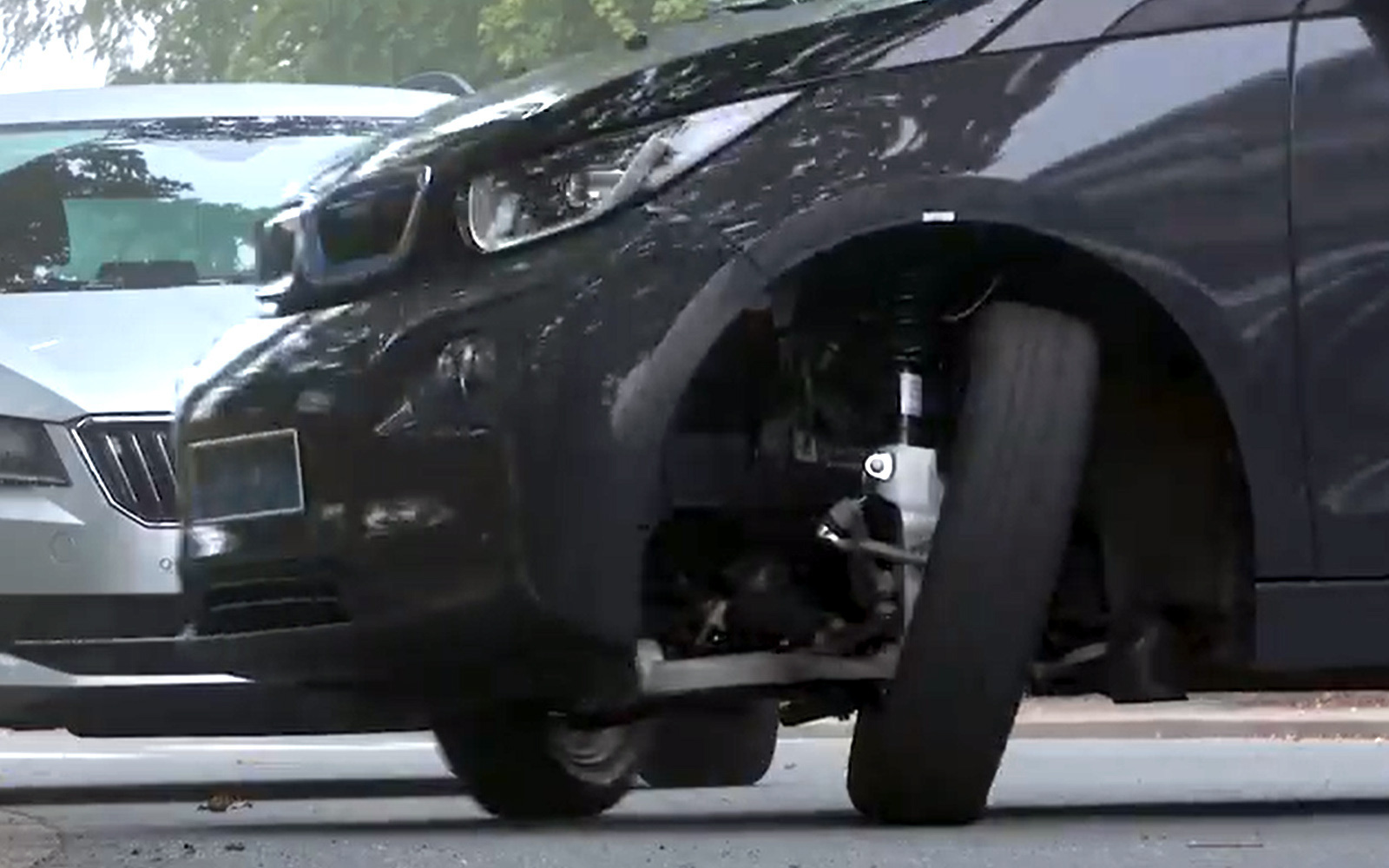 Ô tô Honda sắp êm hơn cả xe sang, miễn là bạn chịu chi- Ảnh 2. Hệ thống treo đặc biệt giúp đậu xe không gian hẹp, quay đầu dễ dàng