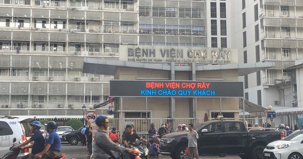 Bệnh viện Chợ Rẫy ùn tắc tại khu khám ngoại trú, giám đốc viết thư xin lỗi - Ảnh 1. Bệnh viện Chợ Rẫy ùn tắc tại khu khám ngoại trú, giám đốc viết thư xin lỗi - Ảnh 1.