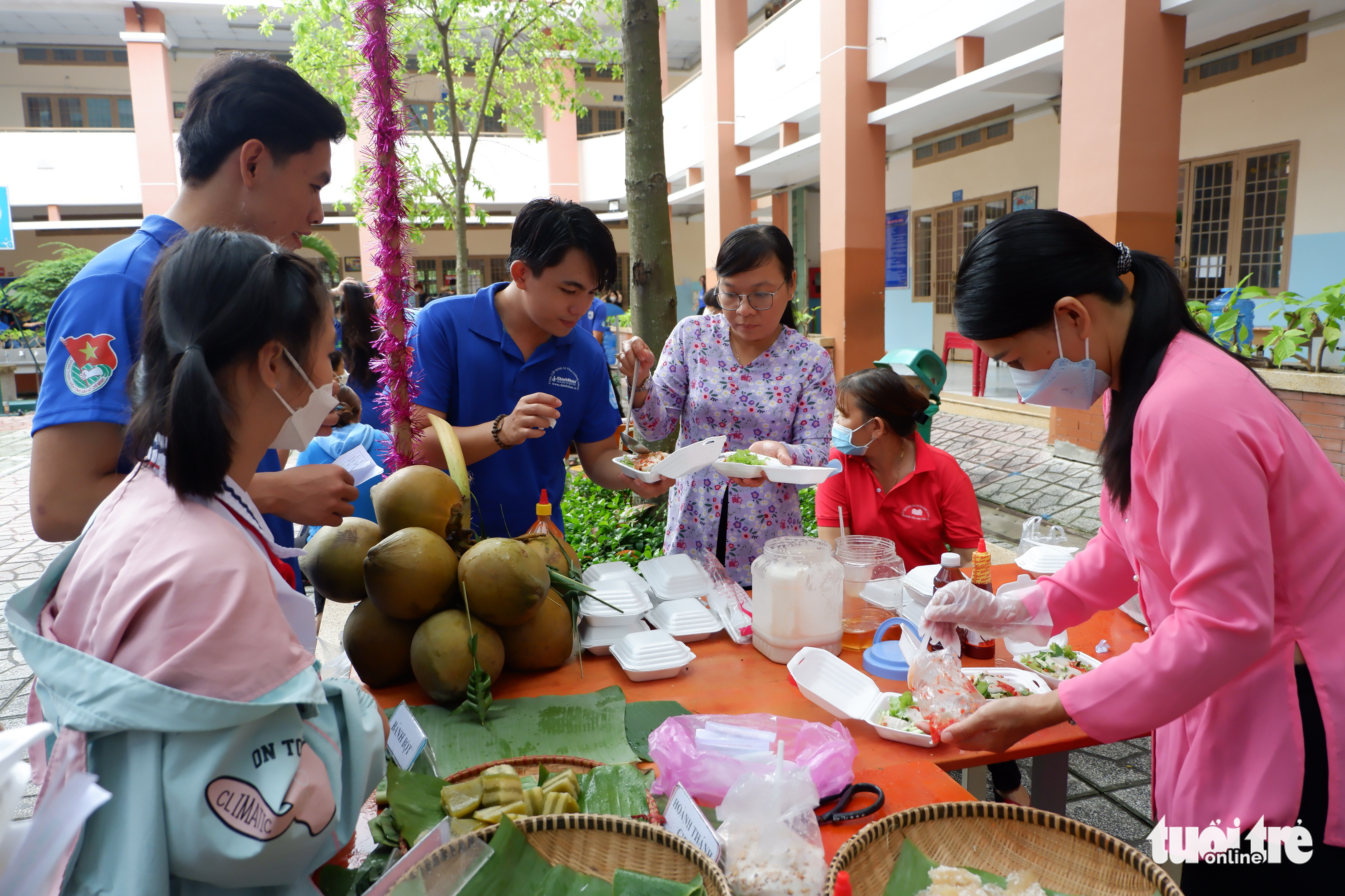 Thiếu nhi trải nghiệm thực tế ảo, hớt tóc miễn phí - Ảnh 4. Thiếu nhi trải nghiệm thực tế ảo, hớt tóc miễn phí - Ảnh 4.