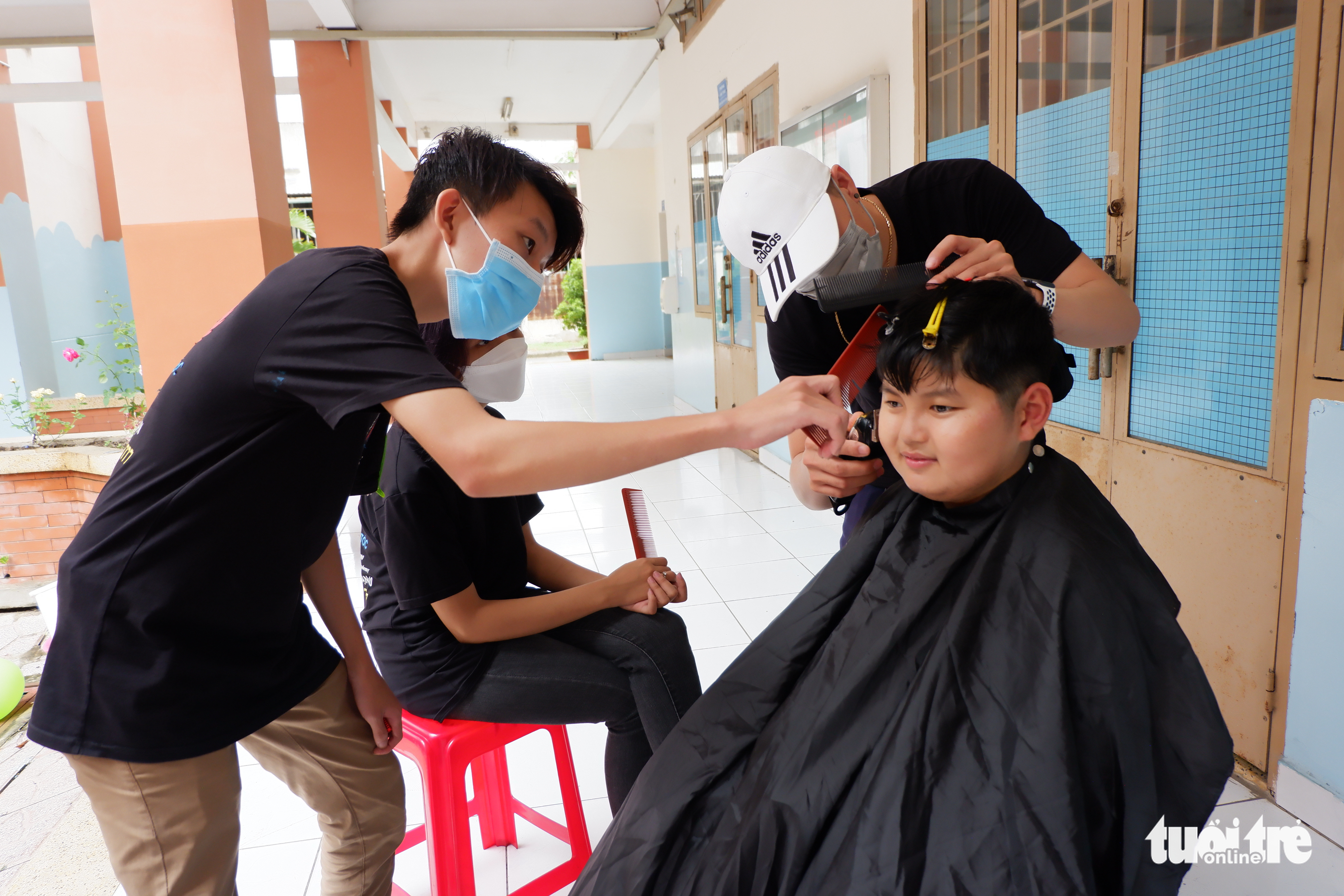 Thiếu nhi trải nghiệm thực tế ảo, hớt tóc miễn phí - Ảnh 3. Thiếu nhi trải nghiệm thực tế ảo, hớt tóc miễn phí - Ảnh 3.