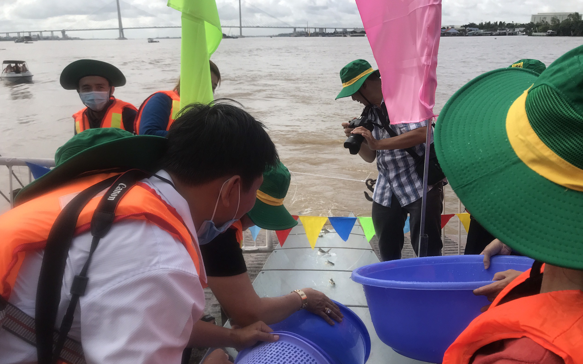 An Giang thả cá trên 230.000 cá giống tái tạo nguồn lợi thủy sản- Ảnh 5. An Giang thả cá trên 230.000 cá giống tái tạo nguồn lợi thủy sản- Ảnh 5.