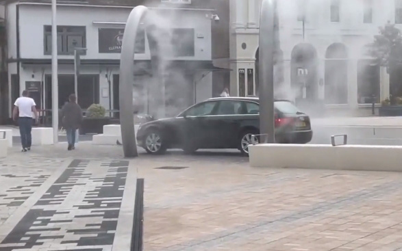 Chủ xe Audi lái lên quảng trường, dùng vòi phun sương để rửa xe