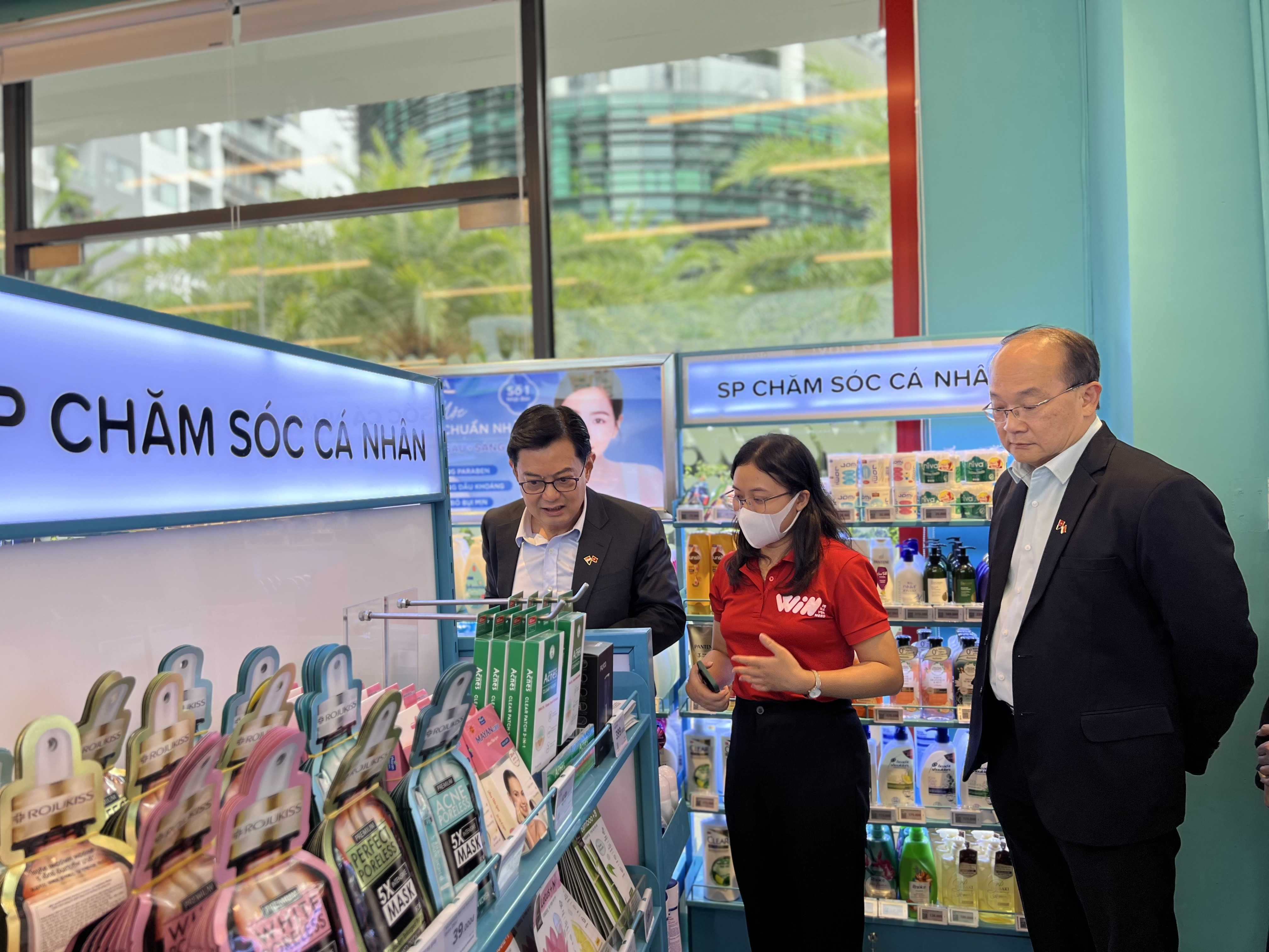 Phó thủ tướng Singgapore thăm cửa hàng WIN của Tập đoàn Masan - Ảnh 1.
