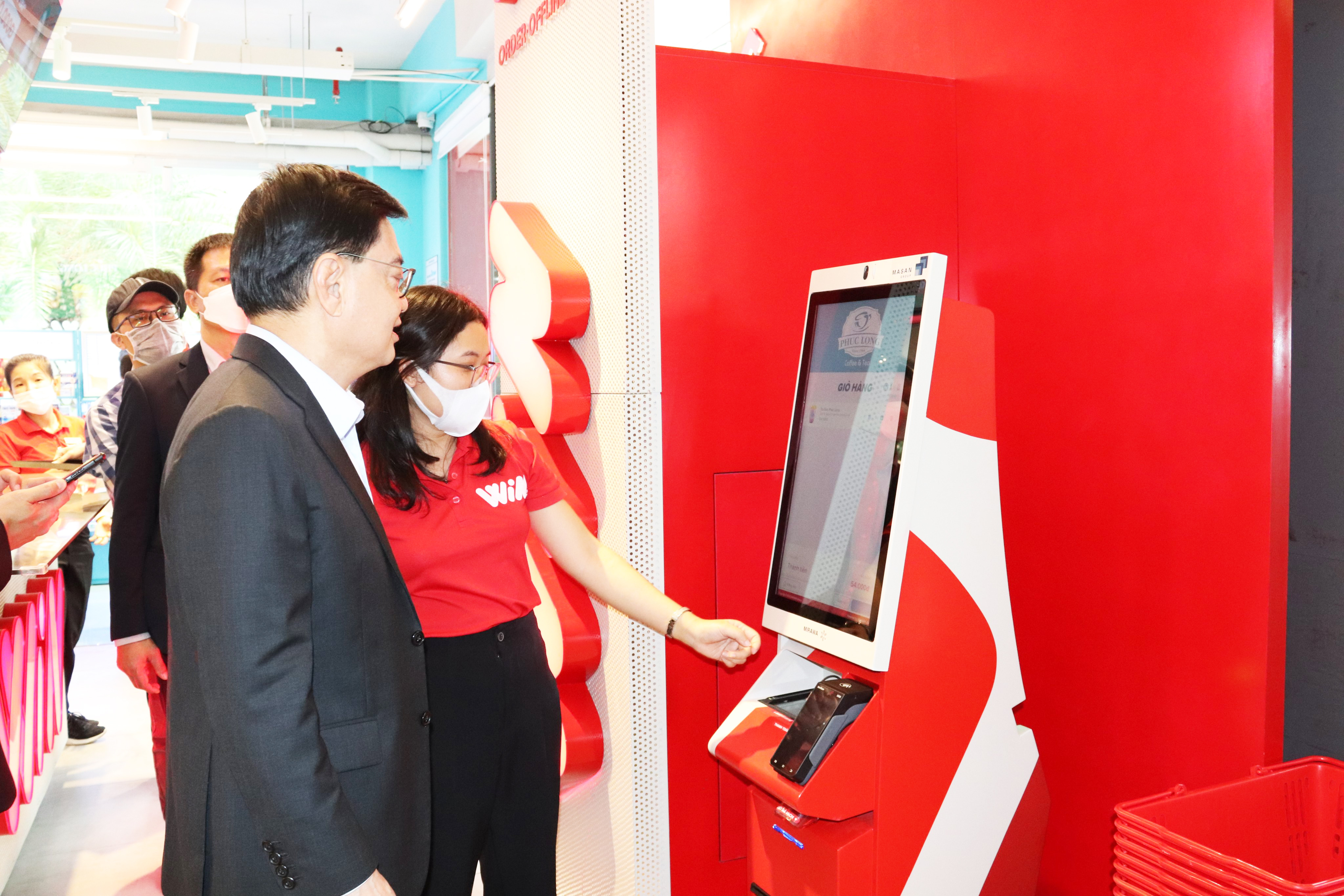 Phó thủ tướng Singgapore thăm cửa hàng WIN của Tập đoàn Masan - Ảnh 2.