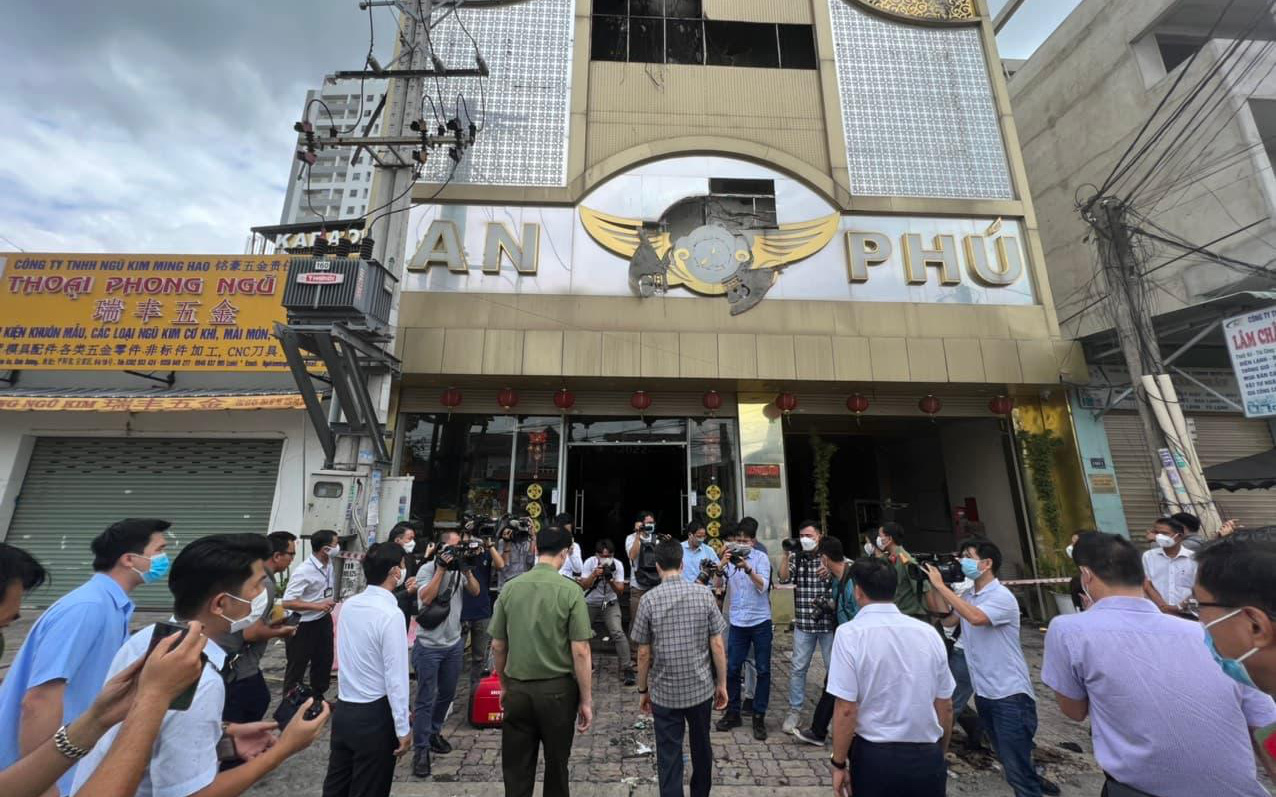 Cựu trung tá công an Bình Dương bị bắt trong vụ cháy quán karaoke An Phú qua đời khi bị điều tra- Ảnh 2. Bắt tạm giam chủ quán karaoke cháy làm 32 người chết tại Bình Dương