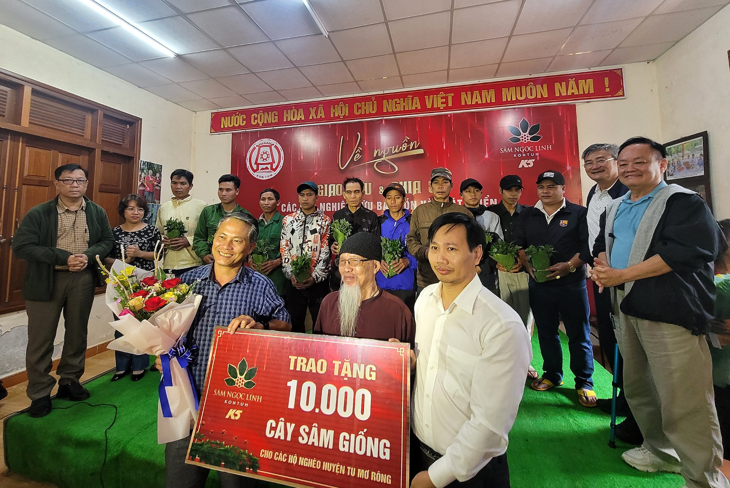 Tặng 10.000 cây giống sâm Ngọc Linh cho đồng bào dân tộc thiểu số - Ảnh 1. Tặng 10.000 cây giống sâm Ngọc Linh cho đồng bào dân tộc thiểu số - Ảnh 1.