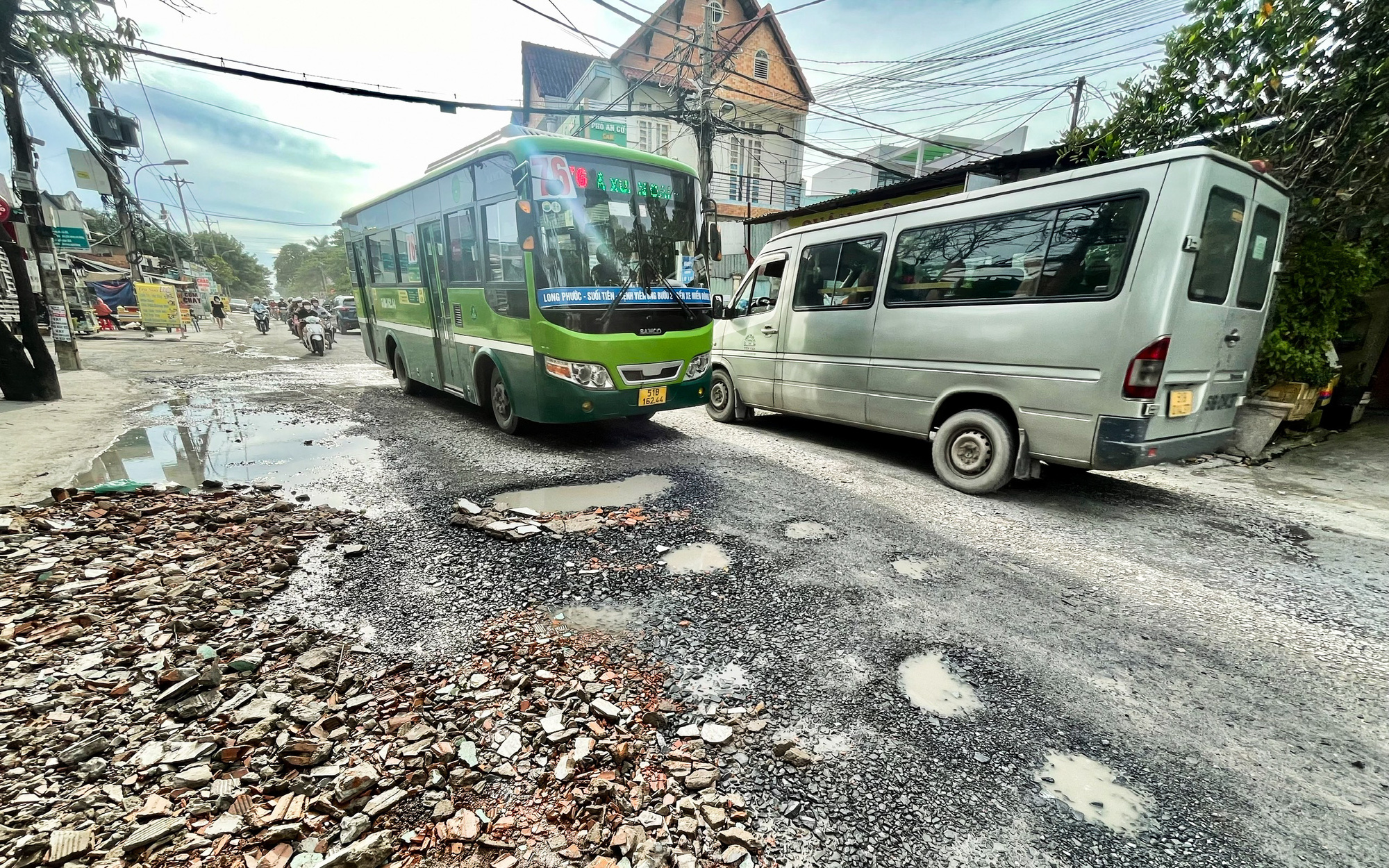 Con đường 2km ở Thủ Đức chi chít "ổ gà, ổ voi", ngày nào cũng có người té ngã