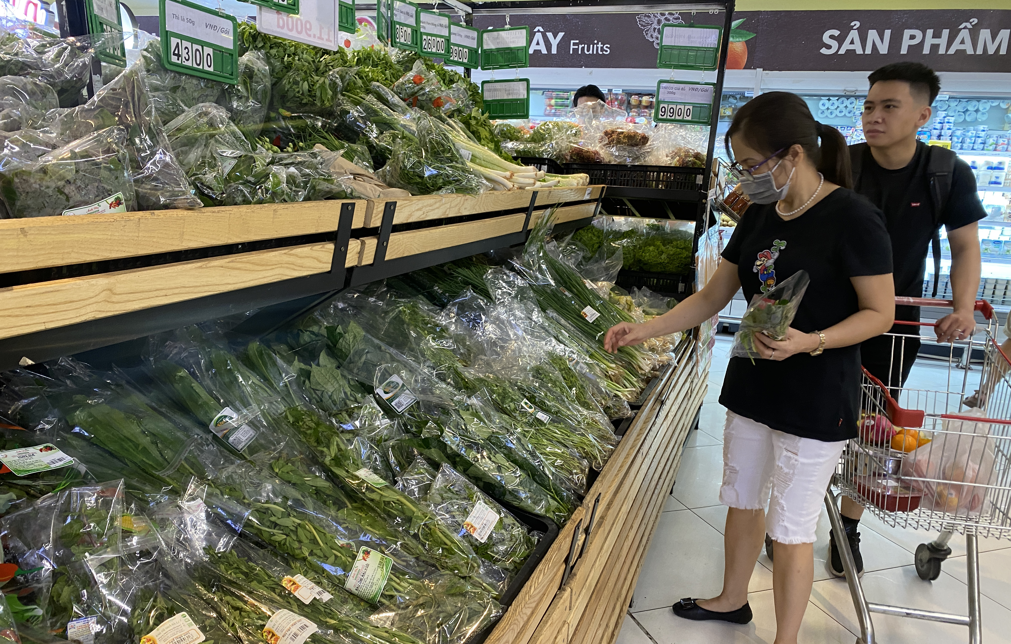 Rau Nông sản Trình Nhi có in logo VietGAP được bán trong siêu thị Winmart - Ảnh: BÔNG MAI