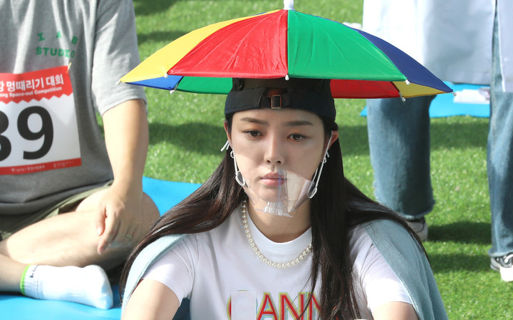 Cuộc thi "Ngồi không" quy tụ nhiều thần tượng K-pop gây "nóng sốt"