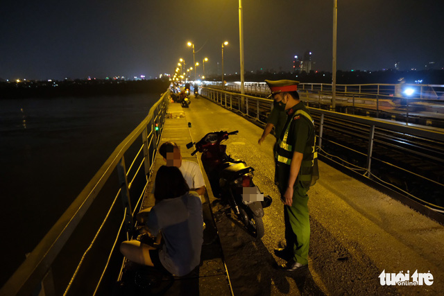 Thấy tổ tuần tra, các cặp đôi đang nhậu trên cầu Long Biên bỏ của chạy lấy người - Ảnh 5. Thấy tổ tuần tra, các cặp đôi đang nhậu trên cầu Long Biên bỏ của chạy lấy người - Ảnh 5.