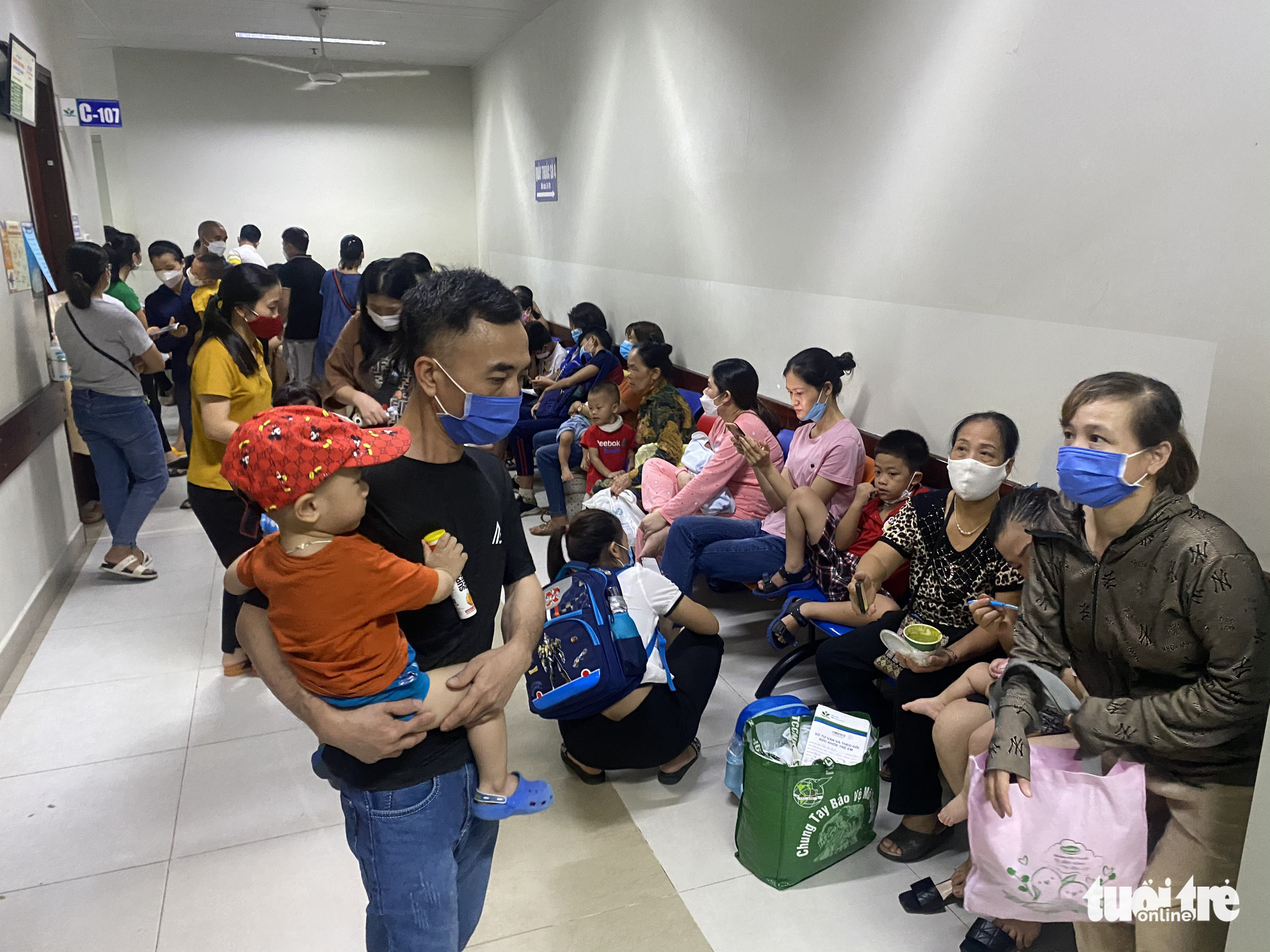 Bệnh nhi nằm vạ vật vì nhiều bệnh viện ở Hà Nội quá tải - Ảnh 1. Bệnh nhi nằm vạ vật vì nhiều bệnh viện ở Hà Nội quá tải - Ảnh 1.