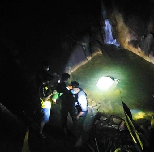 Phát hiện thi thể nam giới trong bao tải dưới thác nước ở đèo Khánh Lê - Ảnh 1.