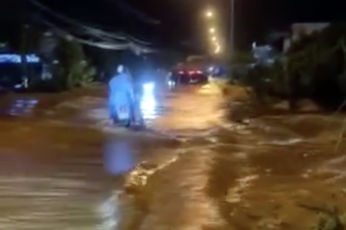 Người bị nước cuốn trôi đã đến Công an báo tin: Tôi thoát nạn, về nhà an toàn - Ảnh 1.