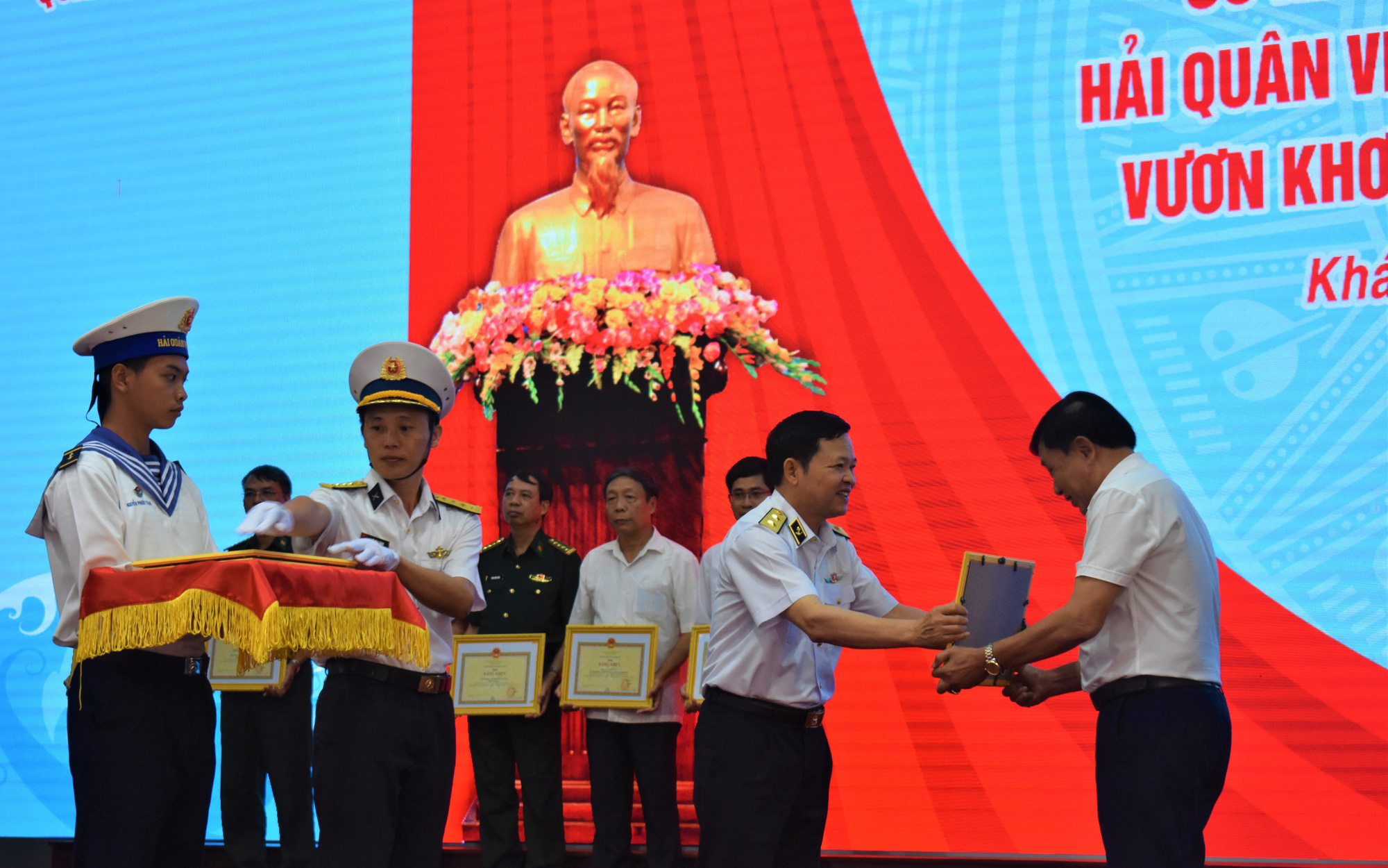 Hải quân Việt Nam tăng cường bảo vệ ngư dân đánh bắt hợp pháp trên biển