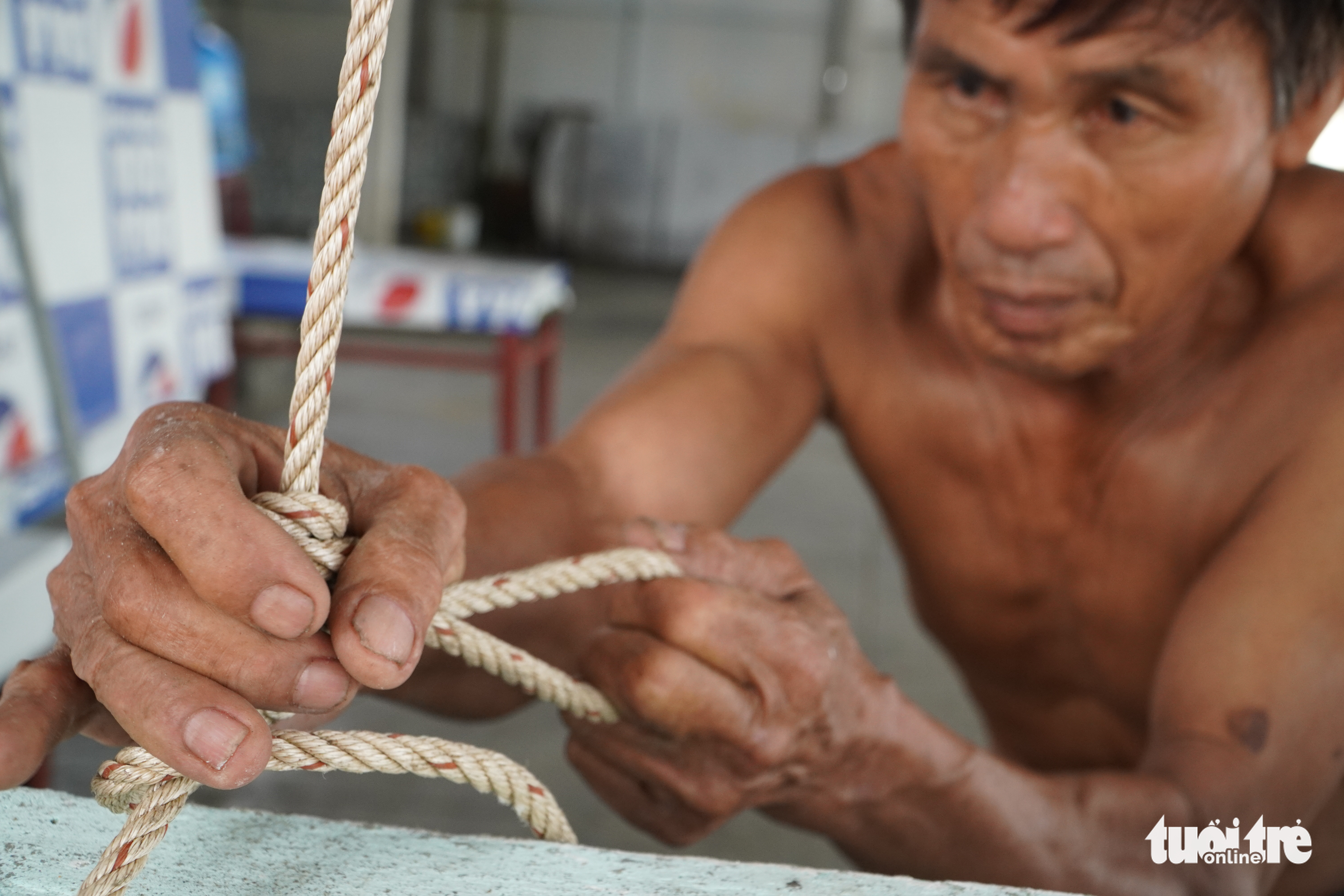 Dân ven biển Quảng Nam xúc cát, cột dây thừng chằng chống nhà cửa, hàng quán đón bão - Ảnh 8. Dân ven biển Quảng Nam xúc cát, cột dây thừng chằng chống nhà cửa, hàng quán đón bão - Ảnh 8.