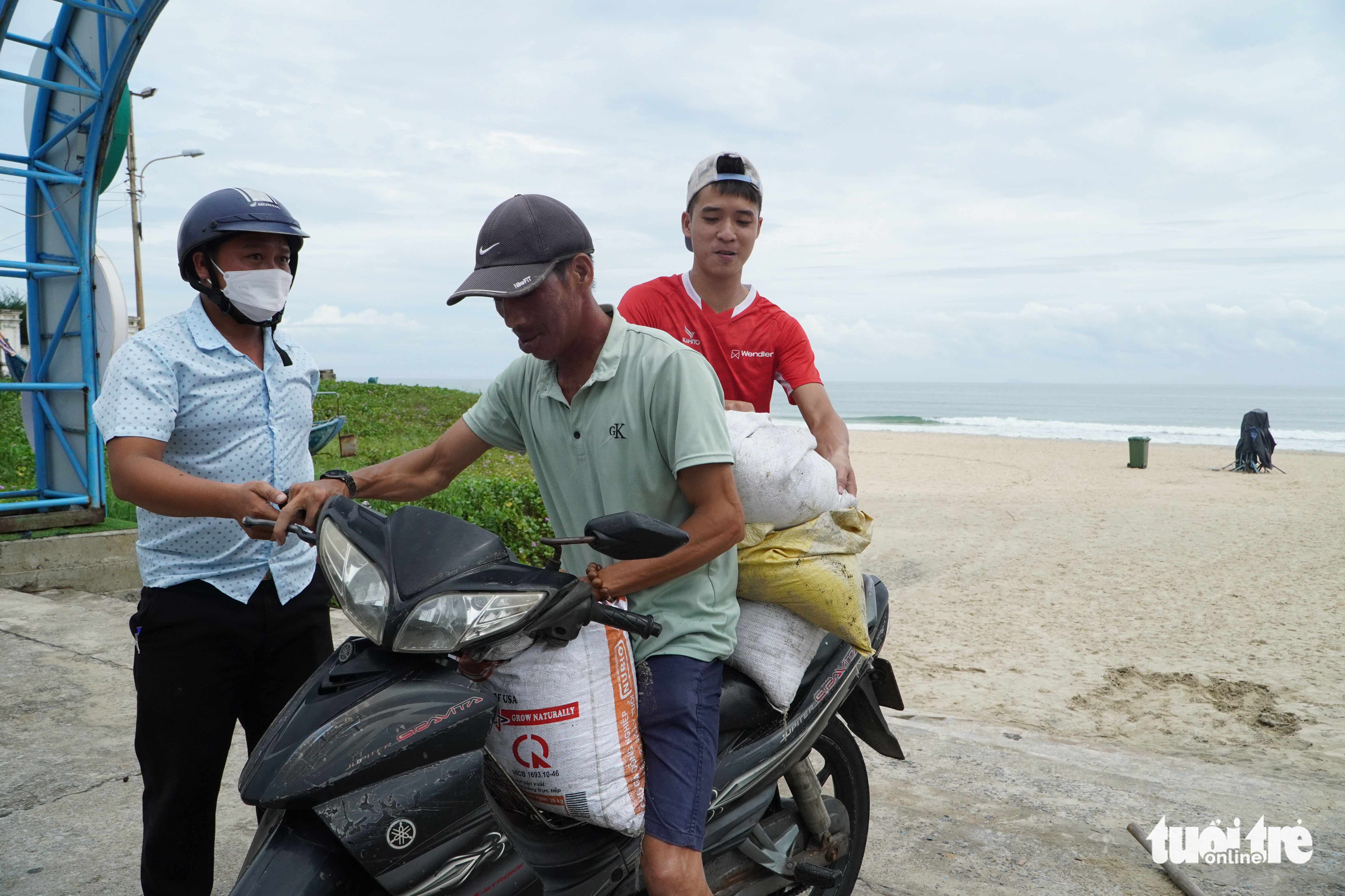 Dân ven biển Quảng Nam xúc cát, cột dây thừng chằng chống nhà cửa, hàng quán đón bão - Ảnh 7. Dân ven biển Quảng Nam xúc cát, cột dây thừng chằng chống nhà cửa, hàng quán đón bão - Ảnh 7.