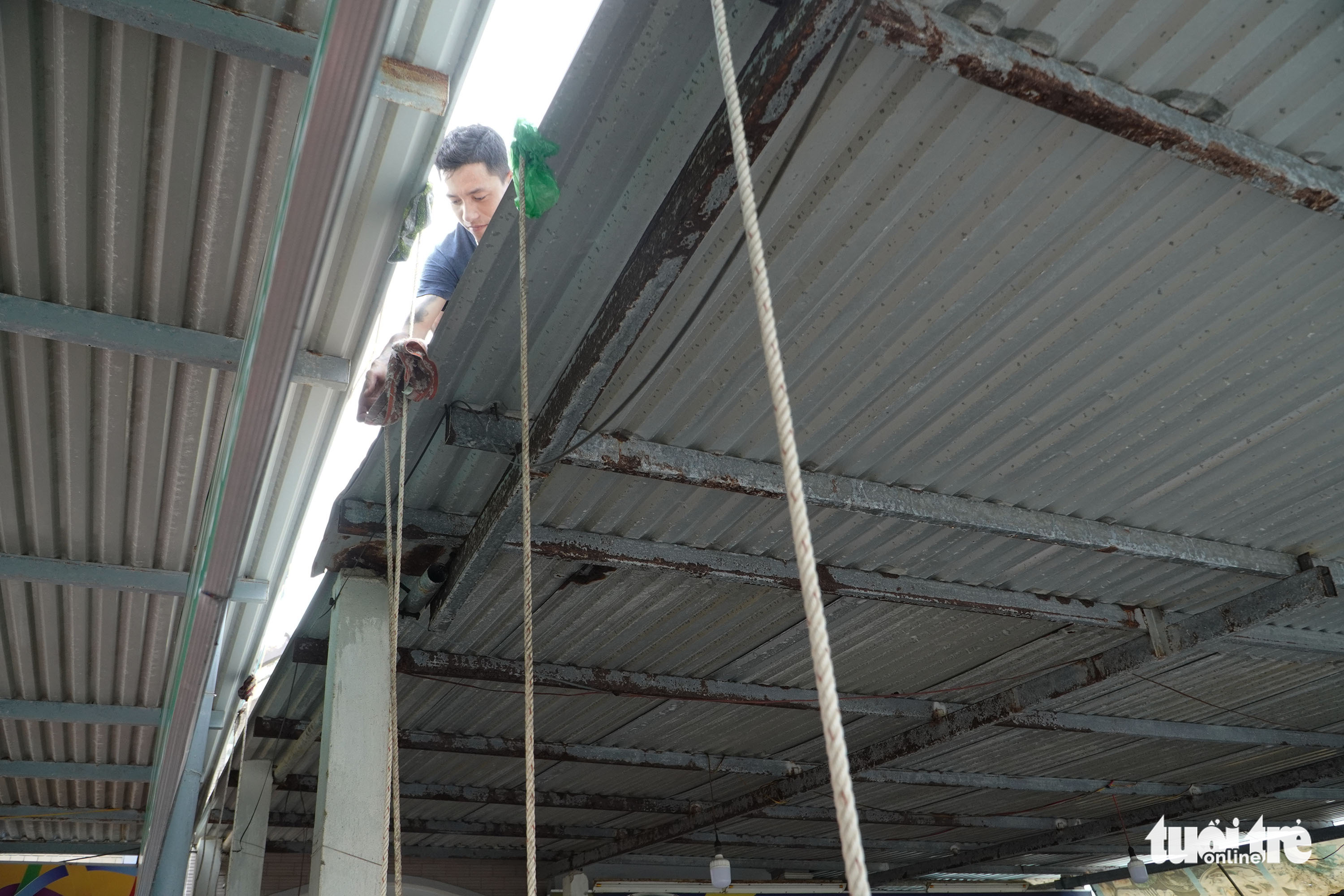 Dân ven biển Quảng Nam xúc cát, cột dây thừng chằng chống nhà cửa, hàng quán đón bão - Ảnh 9. Dân ven biển Quảng Nam xúc cát, cột dây thừng chằng chống nhà cửa, hàng quán đón bão - Ảnh 9.