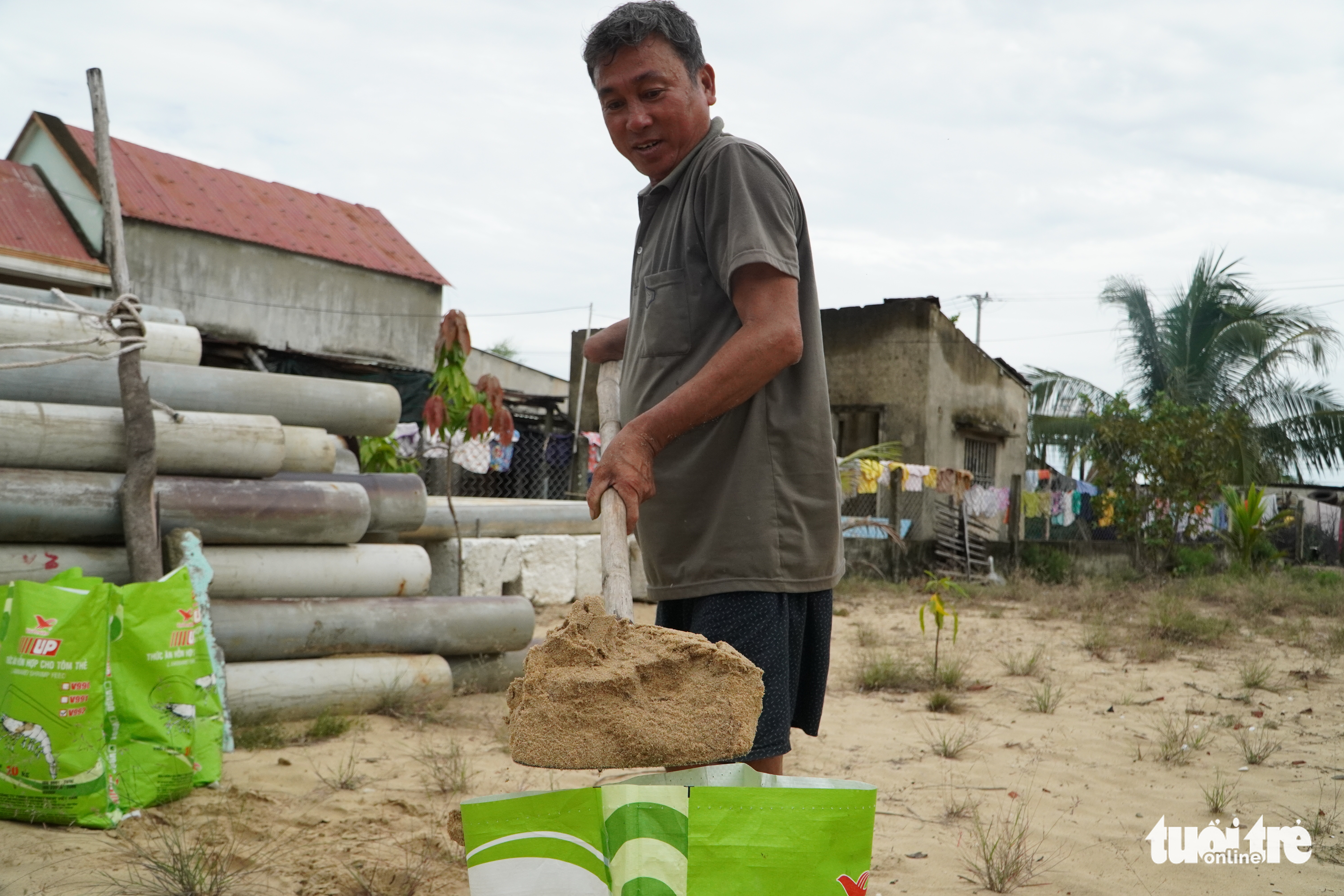 Dân ven biển Quảng Nam xúc cát, cột dây thừng chằng chống nhà cửa, hàng quán đón bão - Ảnh 3. Dân ven biển Quảng Nam xúc cát, cột dây thừng chằng chống nhà cửa, hàng quán đón bão - Ảnh 3.