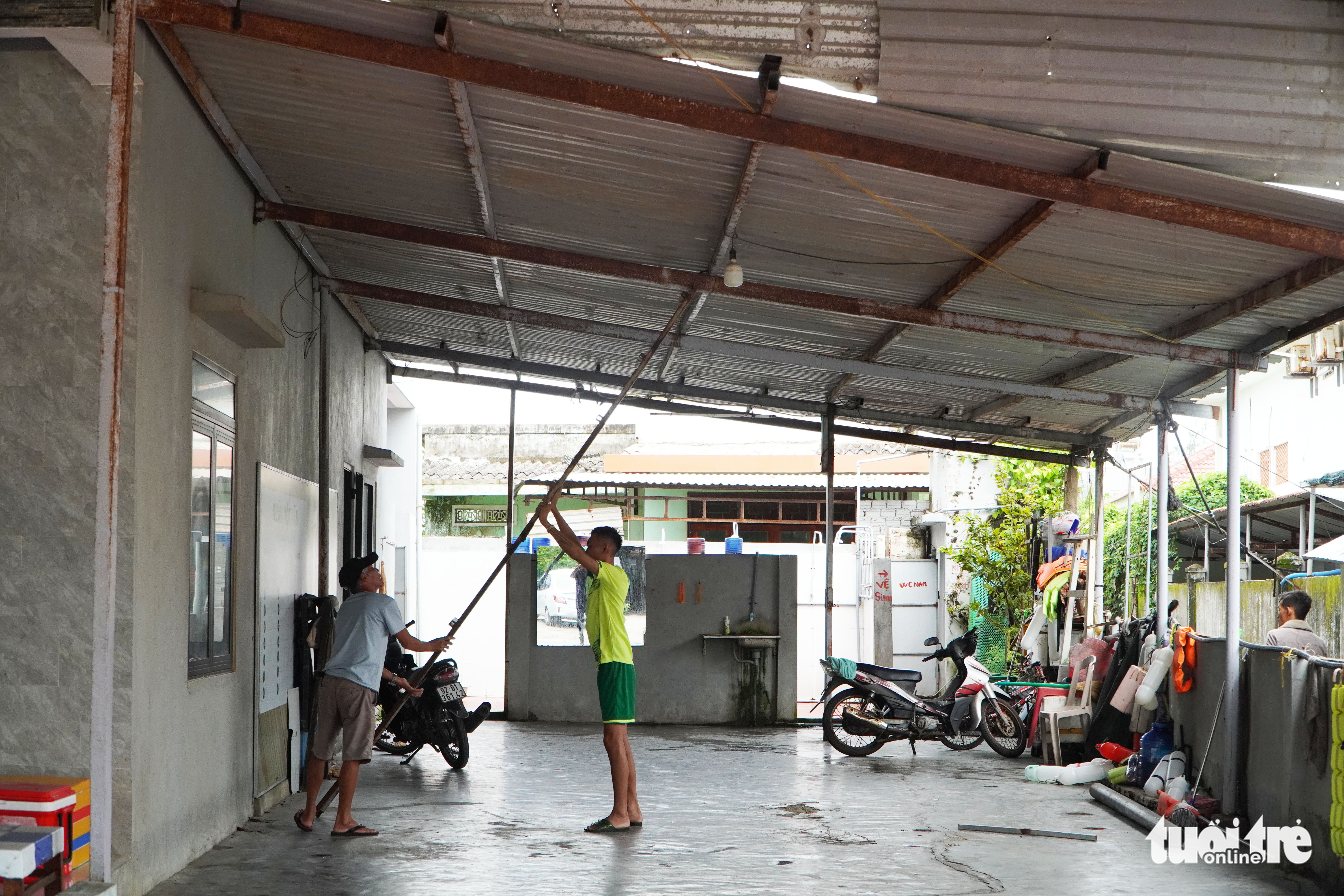 Dân ven biển Quảng Nam xúc cát, cột dây thừng chằng chống nhà cửa, hàng quán đón bão - Ảnh 5. Dân ven biển Quảng Nam xúc cát, cột dây thừng chằng chống nhà cửa, hàng quán đón bão - Ảnh 5.