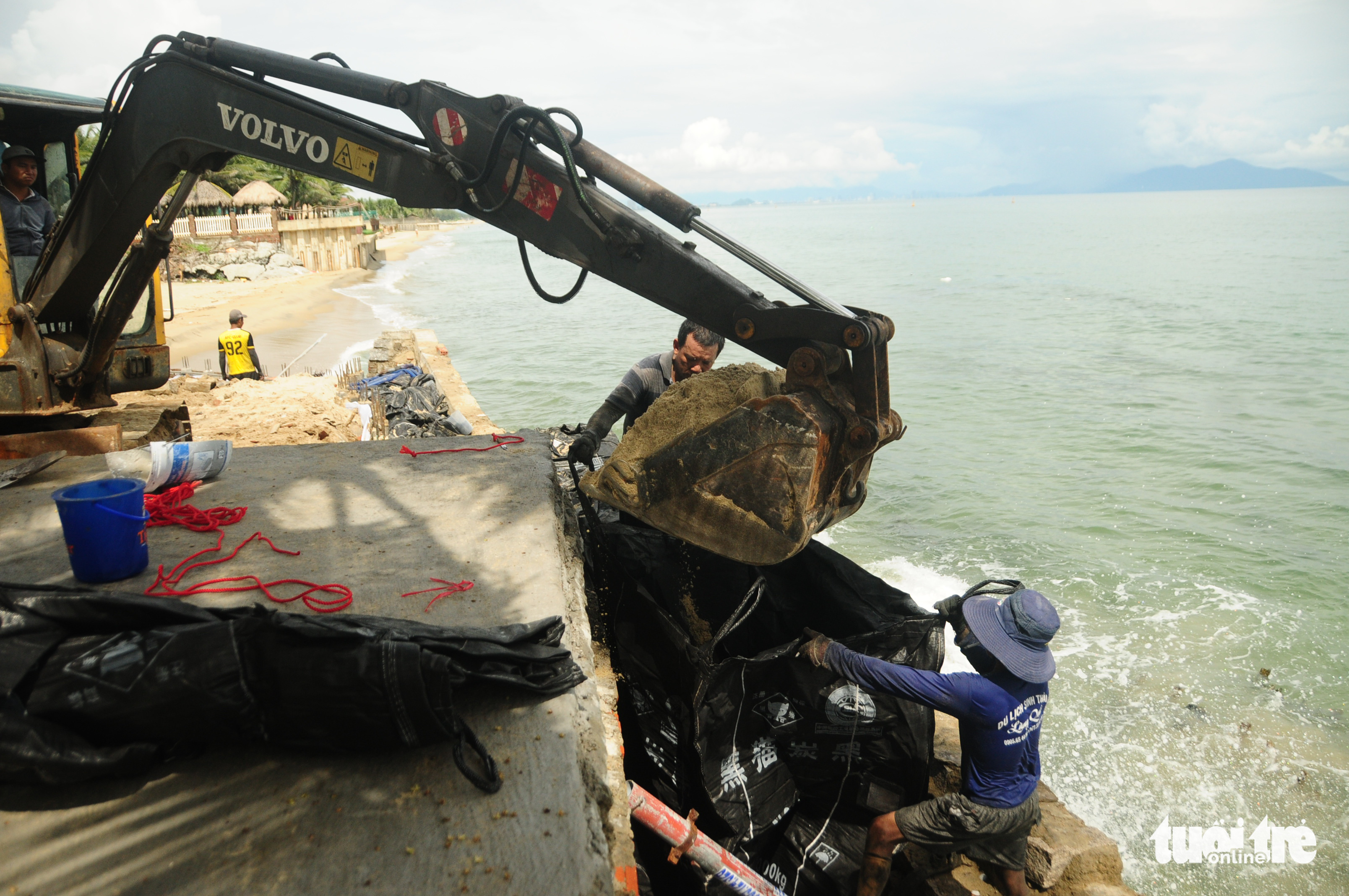 Dân ven biển Quảng Nam xúc cát, cột dây thừng chằng chống nhà cửa, hàng quán đón bão - Ảnh 13. Dân ven biển Quảng Nam xúc cát, cột dây thừng chằng chống nhà cửa, hàng quán đón bão - Ảnh 13.