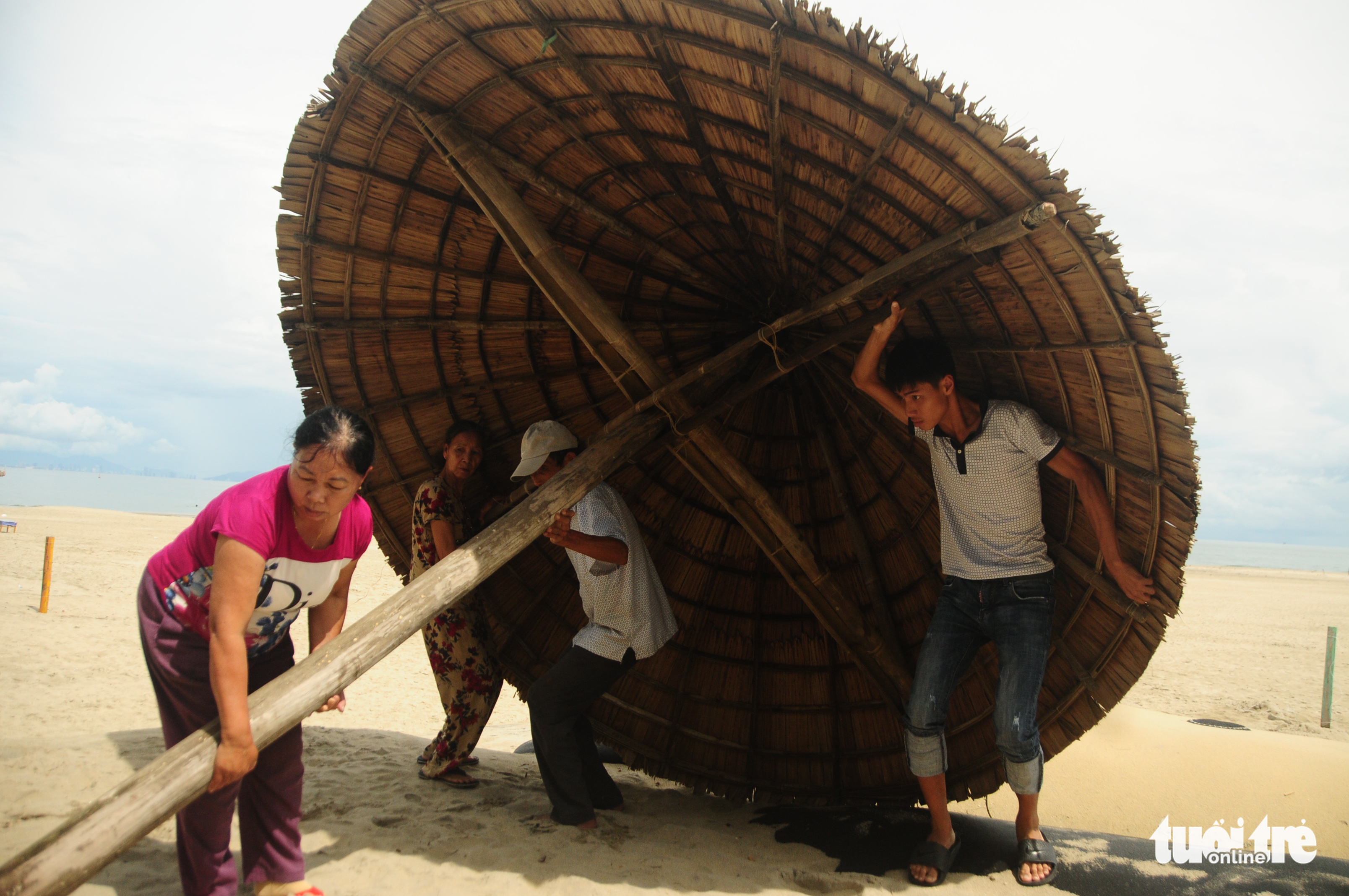 Dân ven biển Quảng Nam xúc cát, cột dây thừng chằng chống nhà cửa, hàng quán đón bão - Ảnh 14. Dân ven biển Quảng Nam xúc cát, cột dây thừng chằng chống nhà cửa, hàng quán đón bão - Ảnh 14.