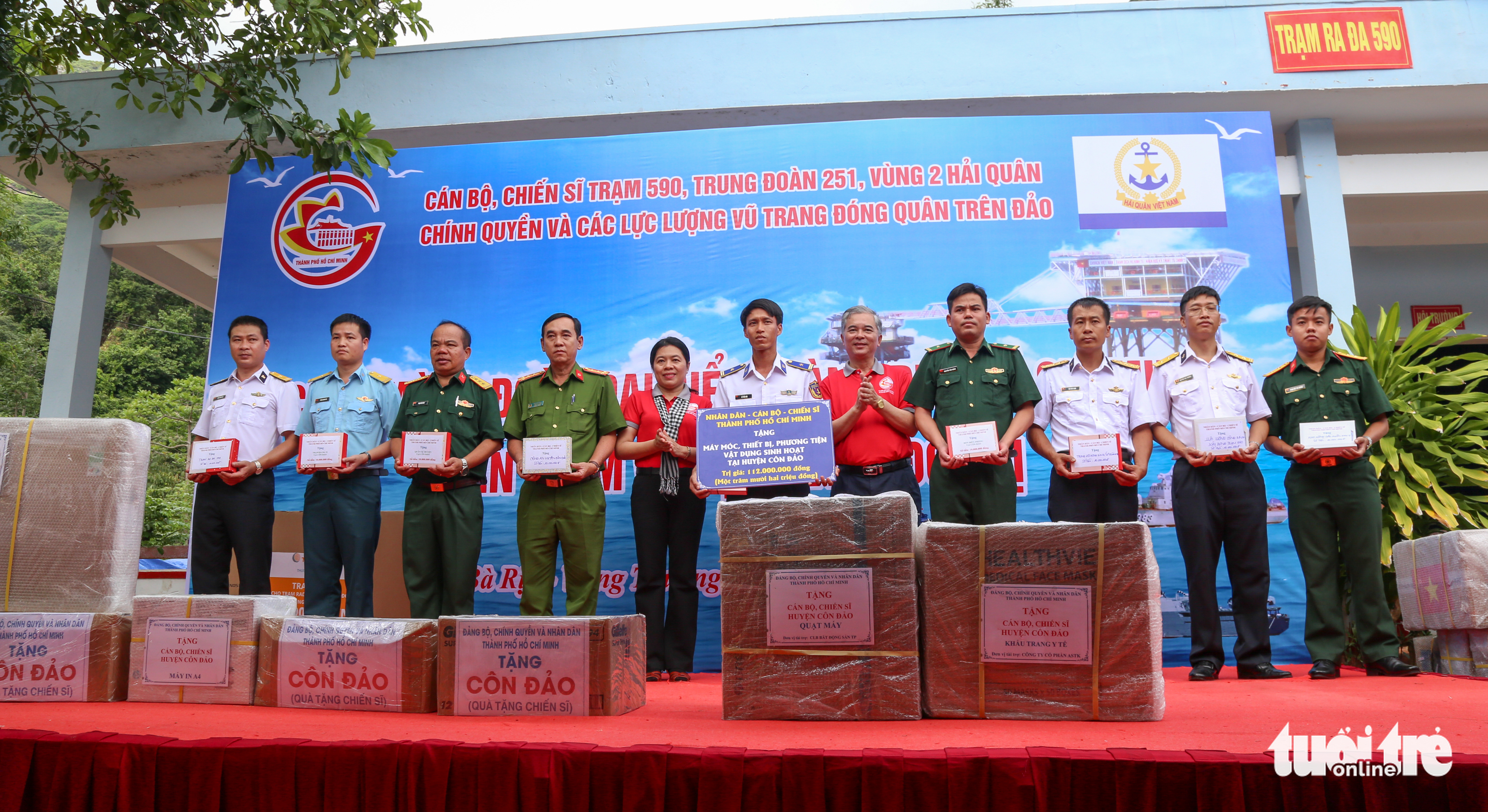 Đại biểu TP.HCM tưởng niệm anh hùng liệt sĩ tại Côn Đảo - Ảnh 4. Đại biểu TP.HCM tưởng niệm anh hùng liệt sĩ tại Côn Đảo - Ảnh 4.