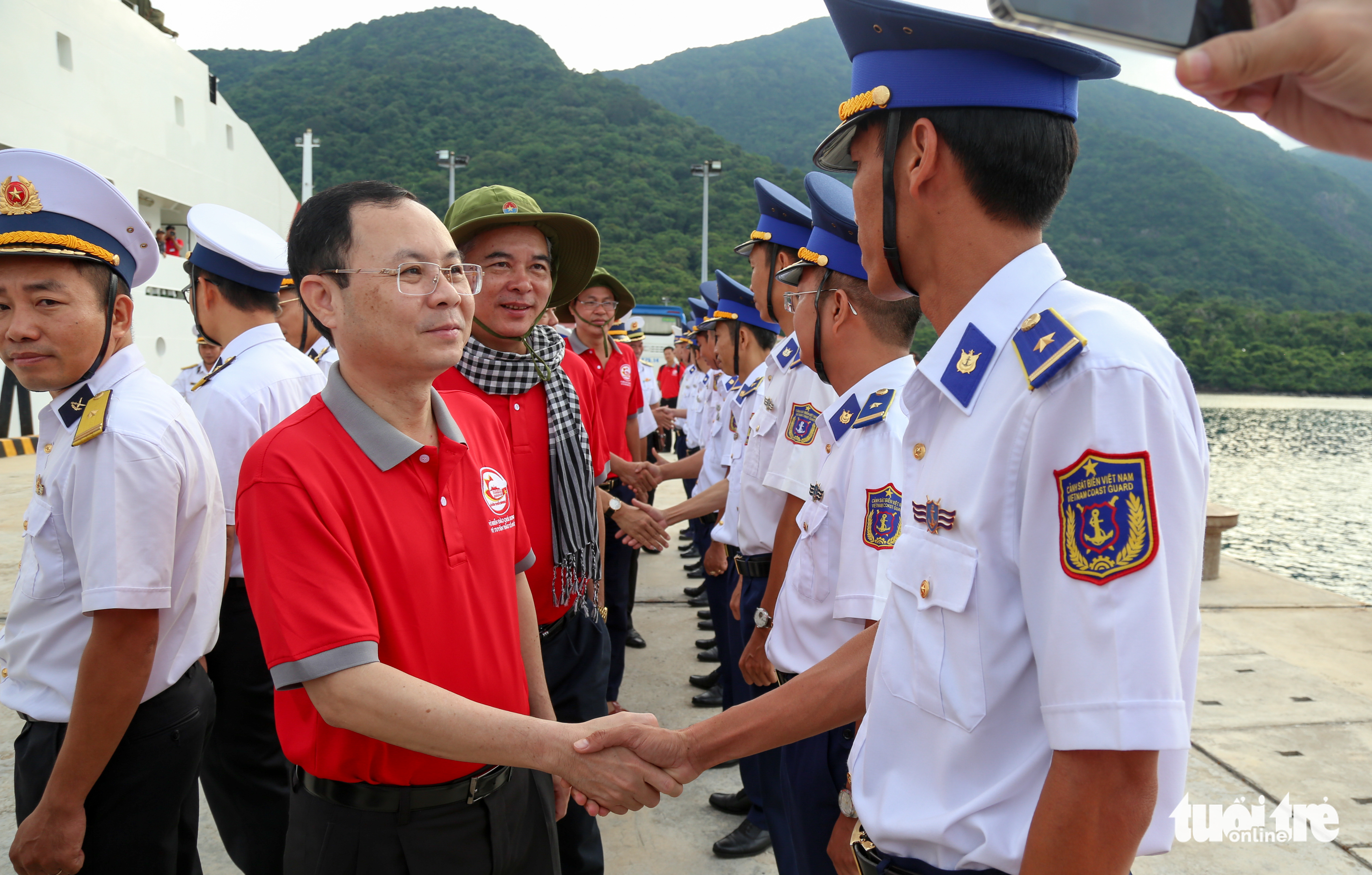 Đại biểu TP.HCM tưởng niệm anh hùng liệt sĩ tại Côn Đảo - Ảnh 3. Đại biểu TP.HCM tưởng niệm anh hùng liệt sĩ tại Côn Đảo - Ảnh 3.
