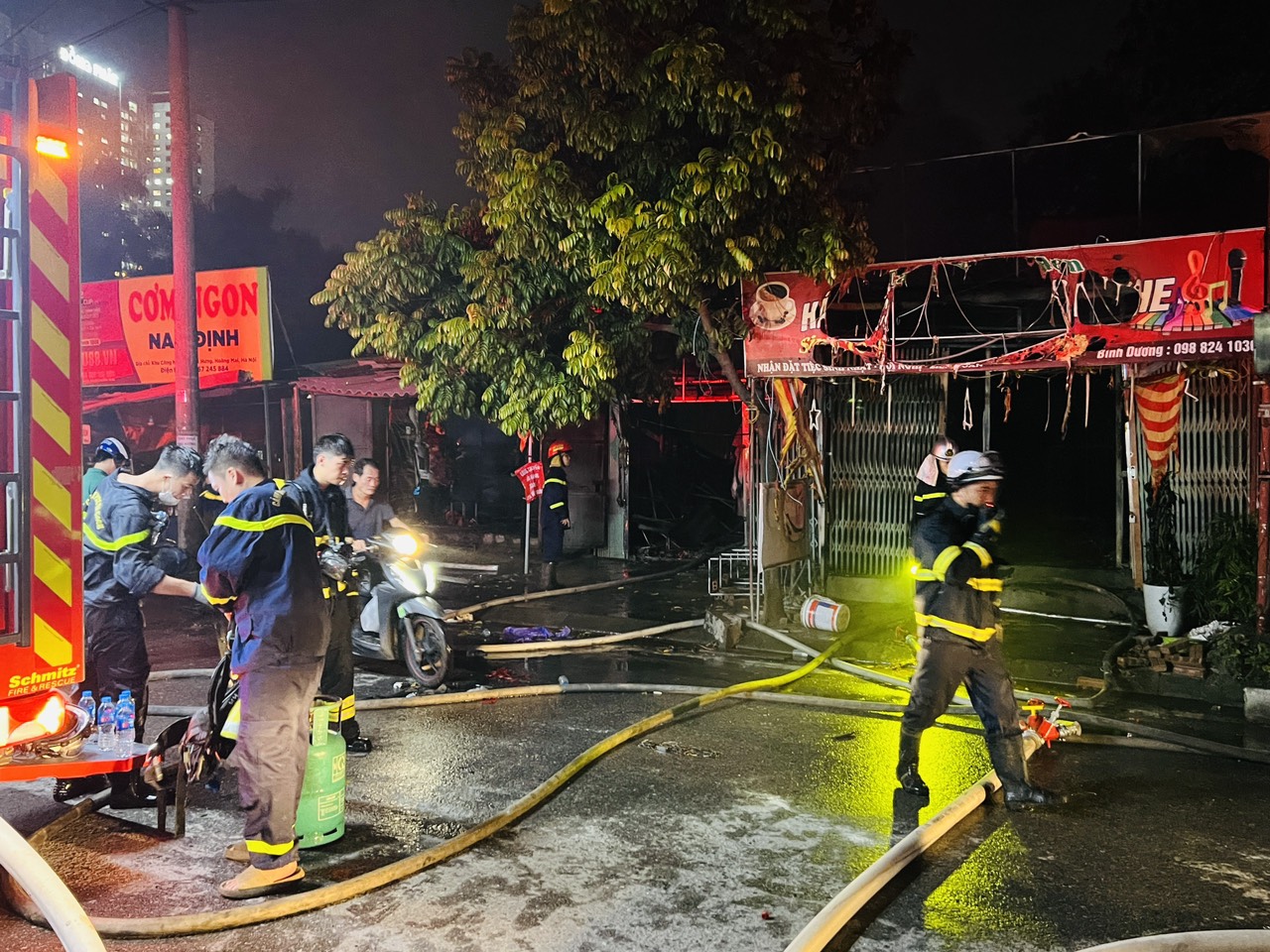 Cháy lớn, 4 căn nhà tạm ở quận Hoàng Mai, Hà Nội bị thiêu rụi - Ảnh 3. Cháy lớn, 4 căn nhà tạm ở quận Hoàng Mai, Hà Nội bị thiêu rụi - Ảnh 3.