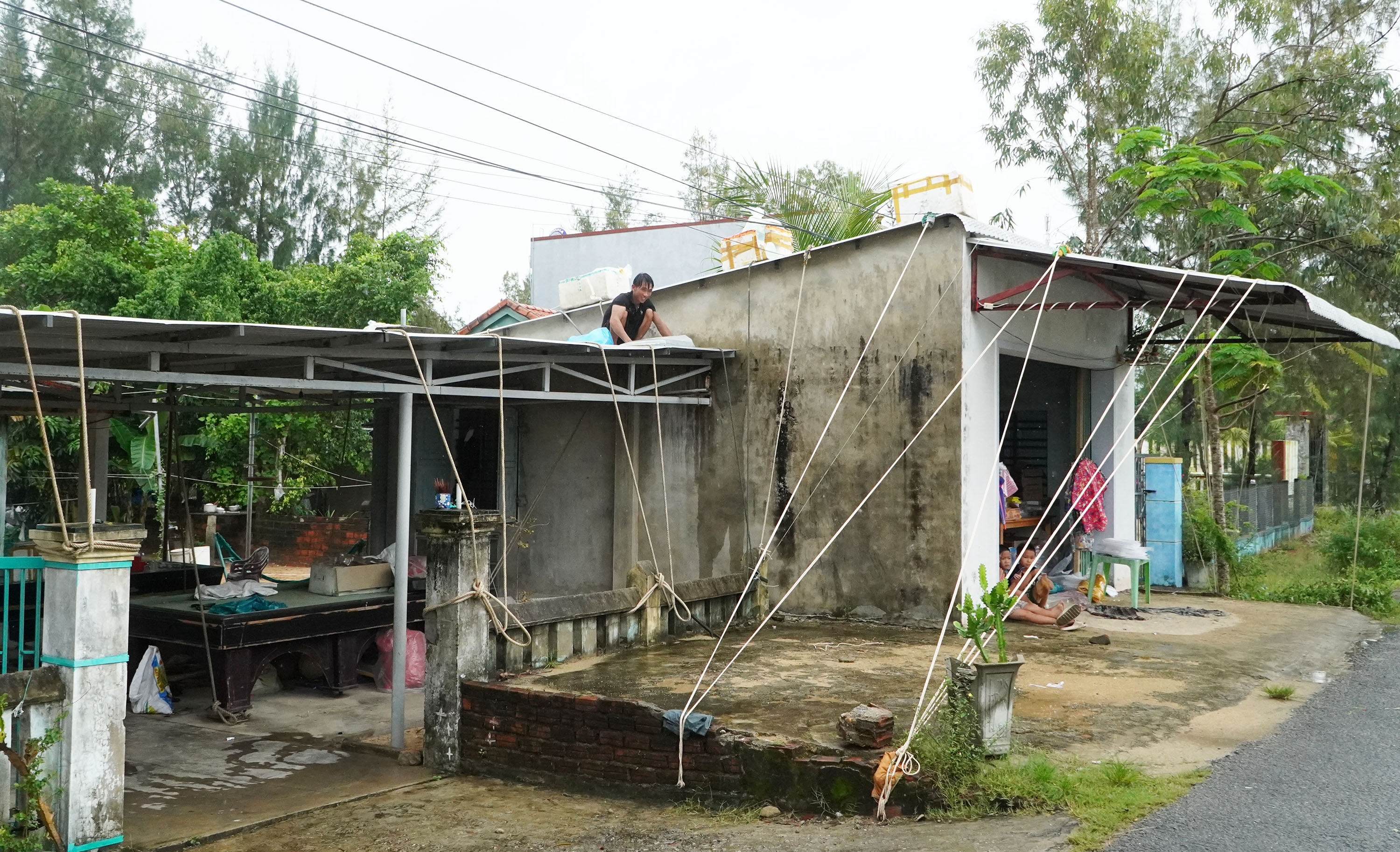 Khu nghỉ dưỡng, công ty bất động sản hỗ trợ chỗ trú bão cho người dân vùng dự án - Ảnh 1. Khu nghỉ dưỡng, công ty bất động sản hỗ trợ chỗ trú bão cho người dân vùng dự án - Ảnh 1.