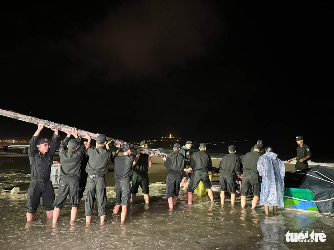 Đà Nẵng: Công an xuyên đêm giúp dân chống bão số 4 - Ảnh 4. Đà Nẵng: Công an xuyên đêm giúp dân chống bão số 4 - Ảnh 4.