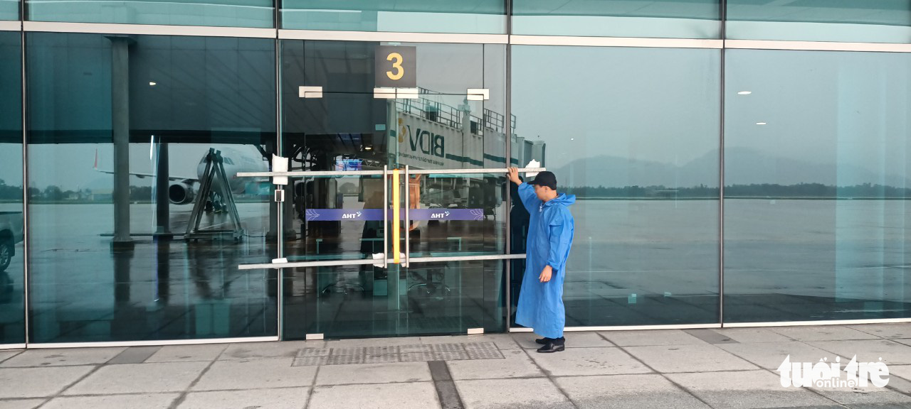 Hãng bay gấp rút di dời máy bay trú bão, một máy bay lỗi kỹ thuật phải ở lại sân bay Đà Nẵng - Ảnh 3.