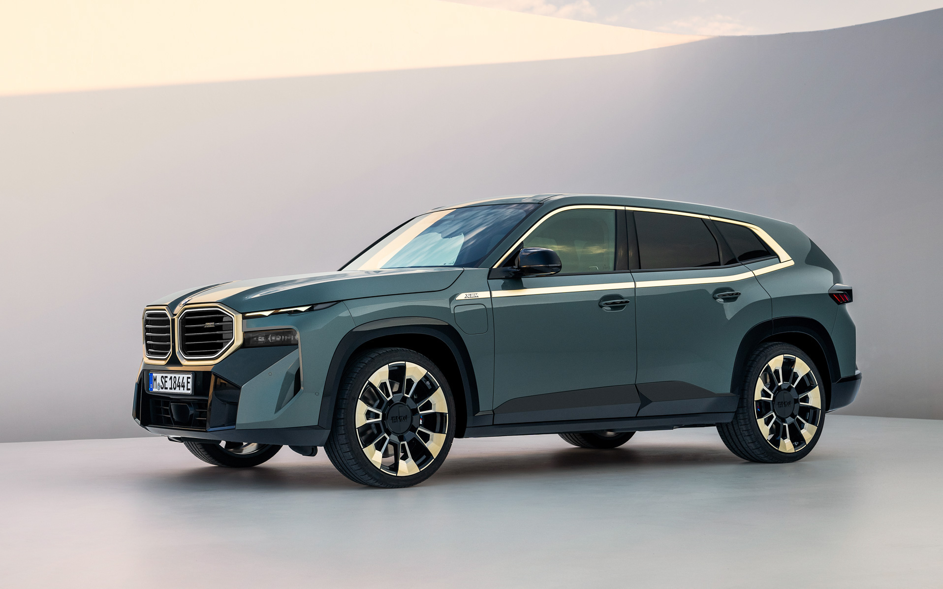 BMW XM thêm phiên bản siêu tiết kiệm, 100km tốn hơn 1 lít xăng- Ảnh 3. BMW XM chính thức ra mắt: SUV đỉnh cao nhất đội hình BMW, có bản đấu Maybach GLS