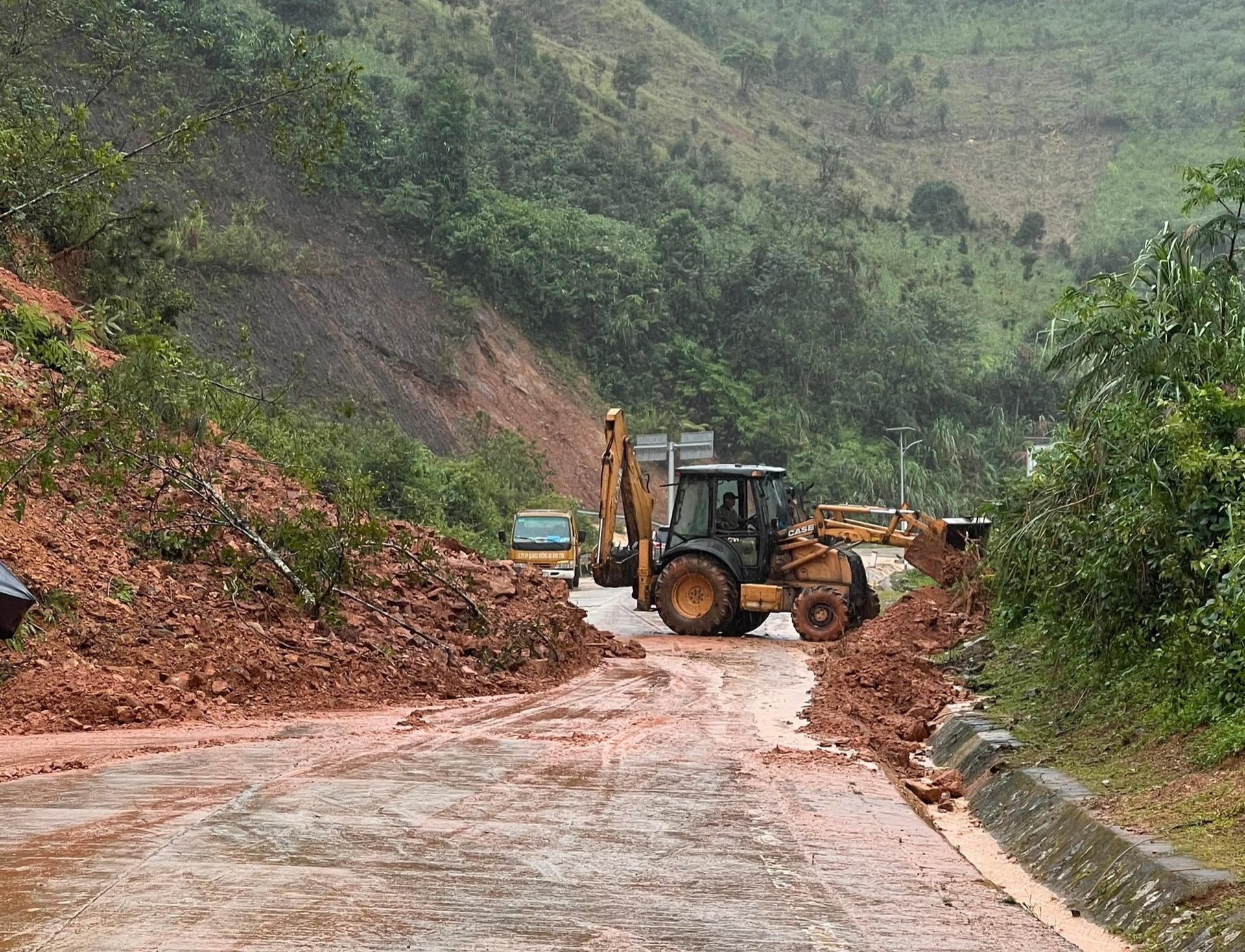 Quốc lộ 14 bị nước lũ chia cắt - Ảnh 3. Quốc lộ 14 bị nước lũ chia cắt - Ảnh 3.