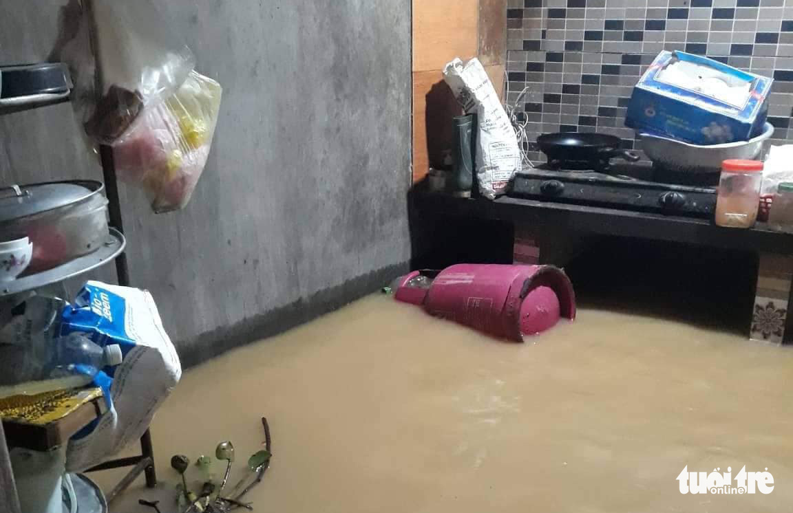 Mưa xối xả, nước dâng trong đêm, bà con Nghệ An hối hả di dời tài sản - Ảnh 5. Mưa xối xả, nước dâng trong đêm, bà con Nghệ An hối hả di dời tài sản - Ảnh 5.