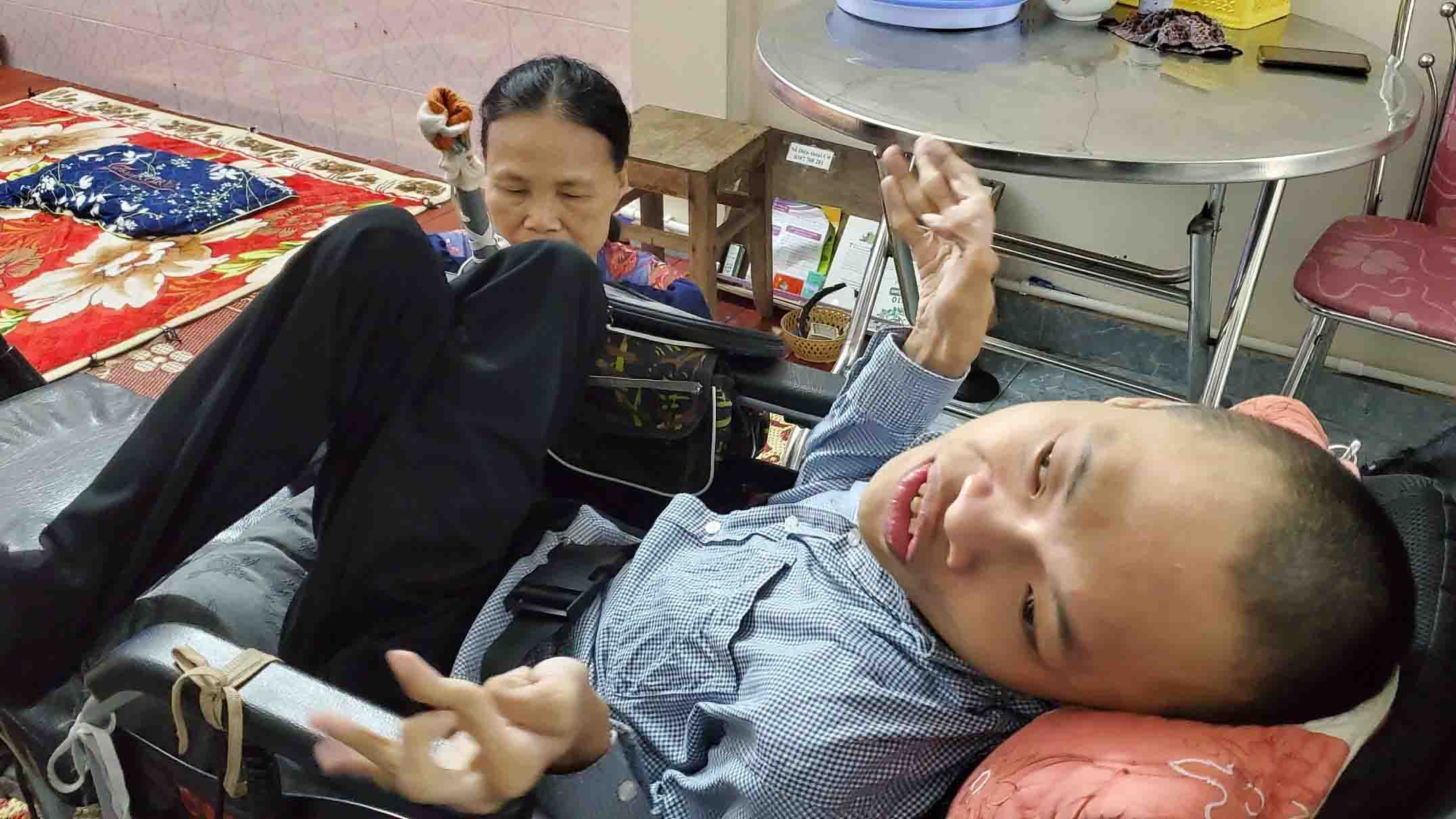 Gánh con đi suốt cuộc đời - Kỳ 3: Ước mơ con bay trên vai gầy của mẹ - Ảnh 2. Gánh con đi suốt cuộc đời - Kỳ 3: Ước mơ con bay trên vai gầy của mẹ - Ảnh 2.
