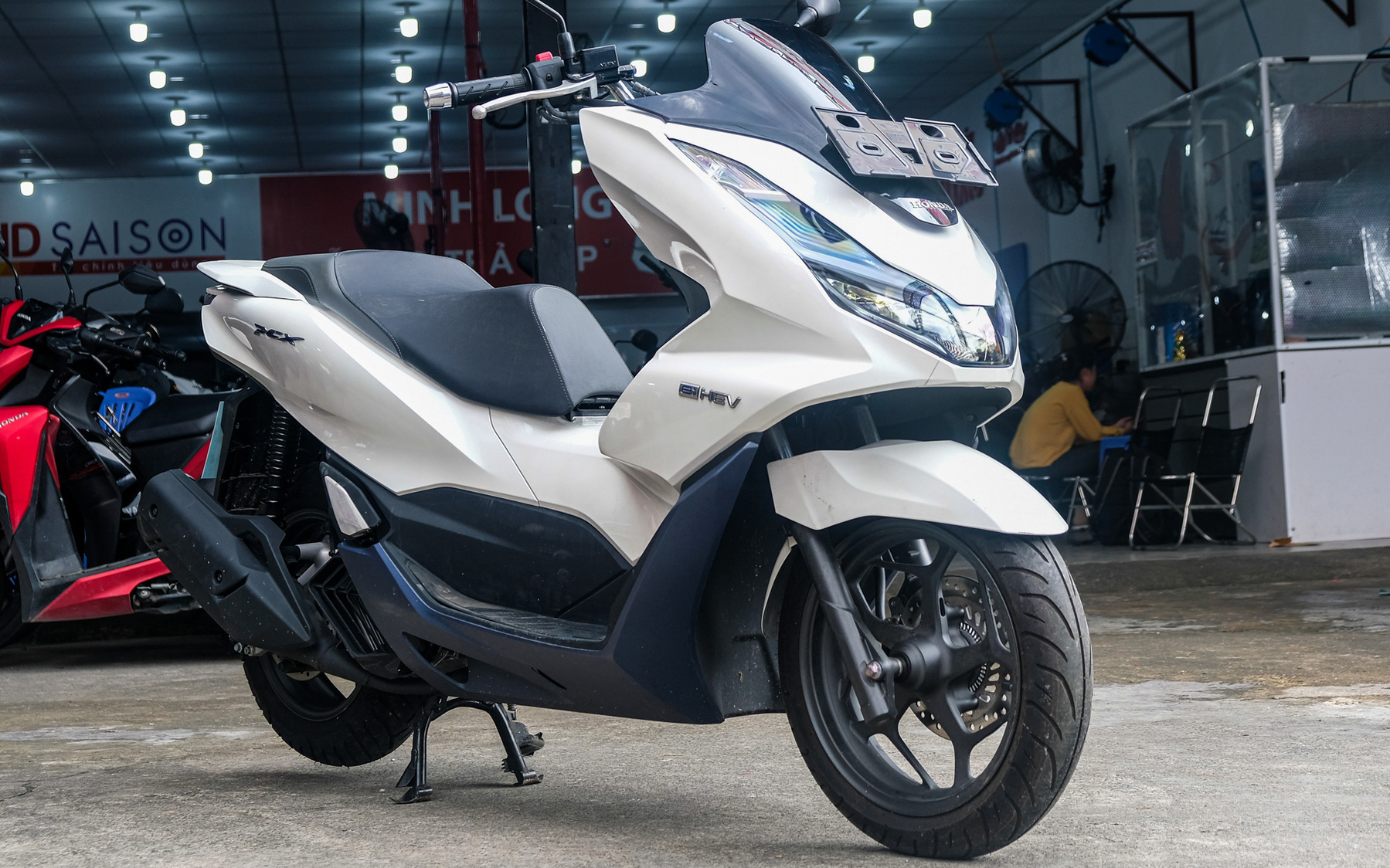 Tranh cãi về Yamaha LEXi 155: Người lo nối gót PCX, người tiếc nuối không phải là Nmax- Ảnh 7. Honda PCX bản 'tiết kiệm xăng' về Việt Nam: Giá 99 triệu, của hiếm cho người đã chán SH
