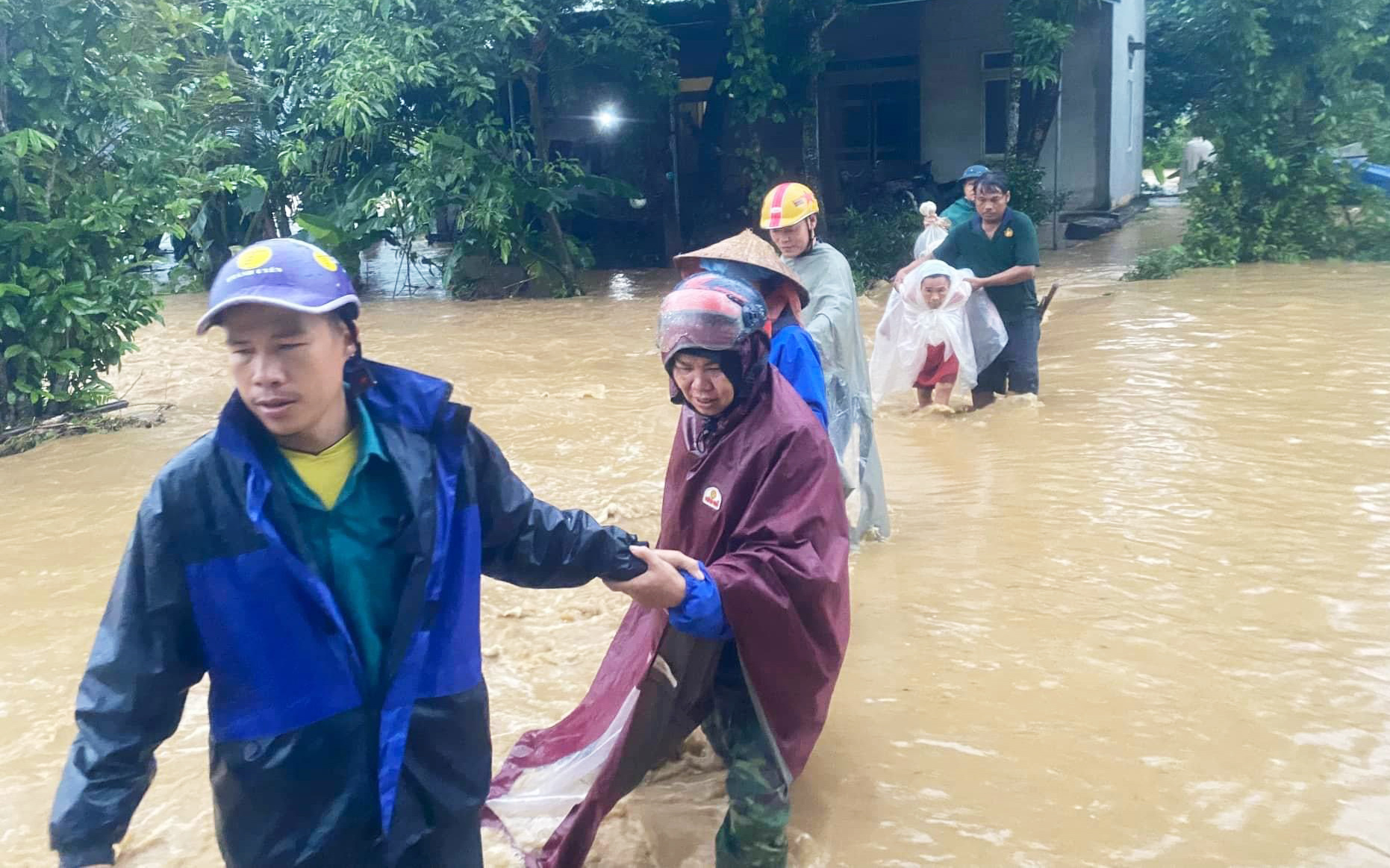 ‘Hai giờ sáng thông báo xả lũ, dân đang ngủ sao trở tay kịp?’