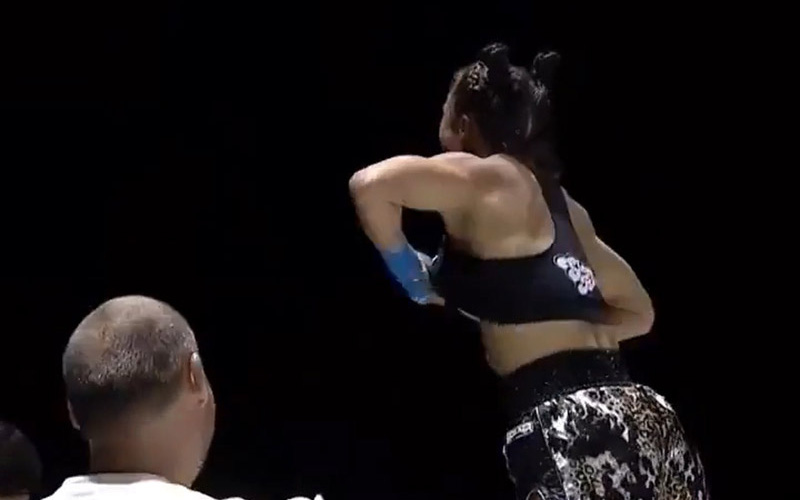 Video hài nhất tuần qua: Nữ võ sĩ vén áo khoe ngực trần khi hạ đối thủ