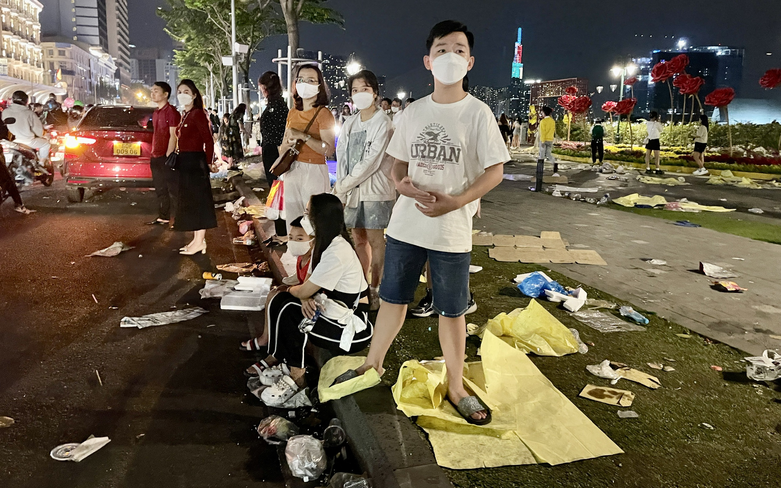 Bớt "tiện đâu xả đó" đêm giao thừa, công nhân môi trường được về nhà sớm hơn- Ảnh 3. Giao thừa xong, phố đi bộ Nguyễn Huệ rác phủ đầy đường