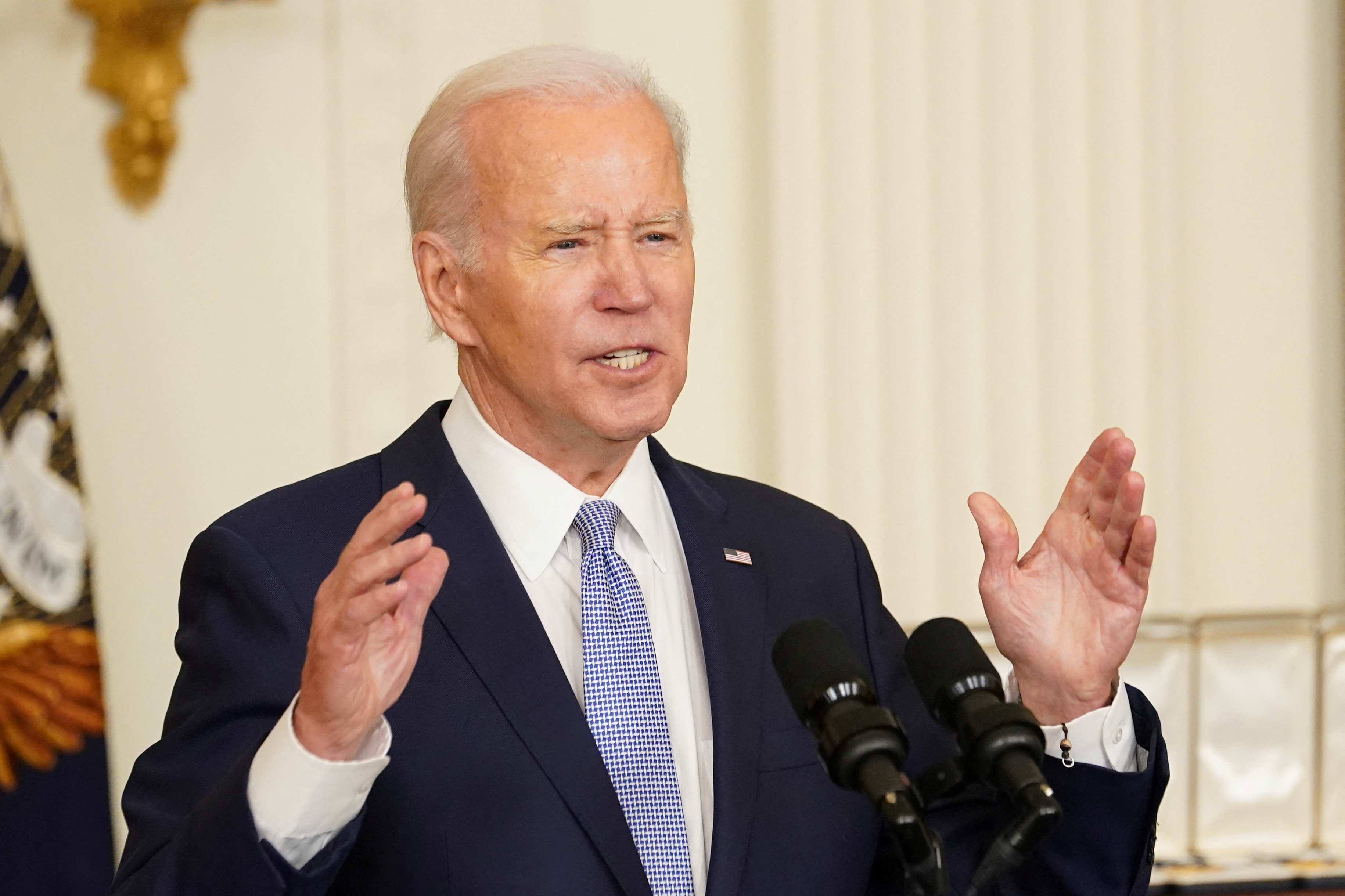 Ông Biden giữ tài liệu mật, ông Trump liền đòi FBI khám xét - Ảnh 1.